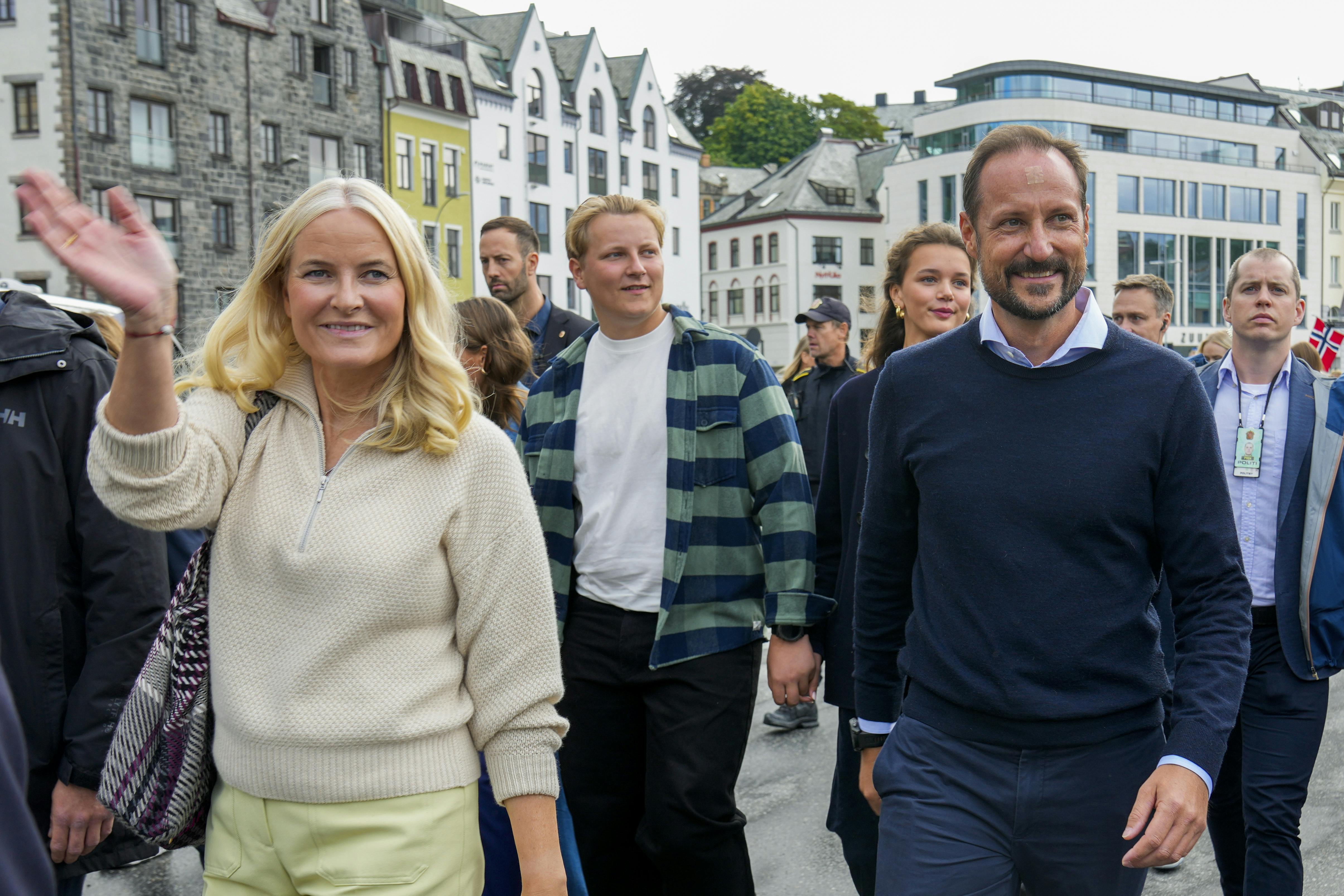 Prins Sverre Magnus hånd i hånd med kæresten, Amalie Giæver Macleod.