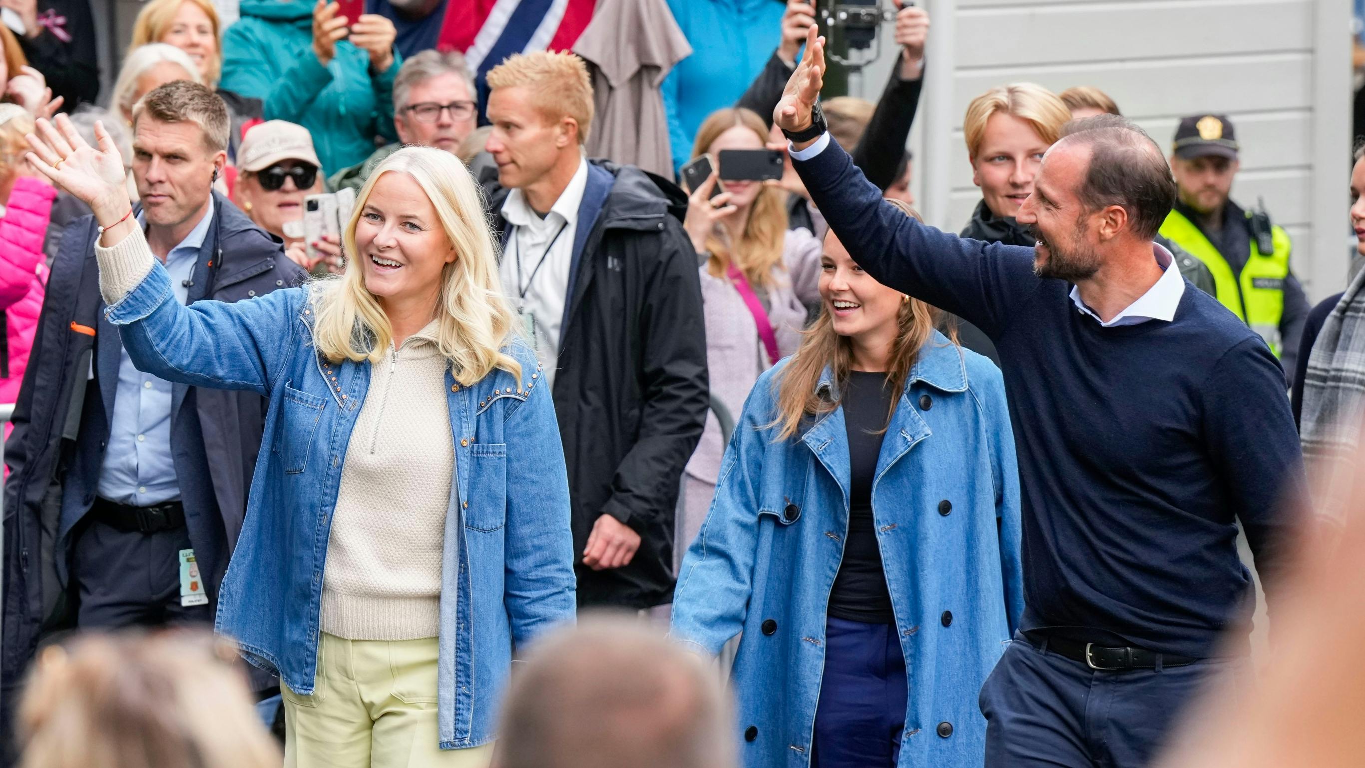 Kronprins Haakon, kronprinsesse Mette-Marit og børnene. 