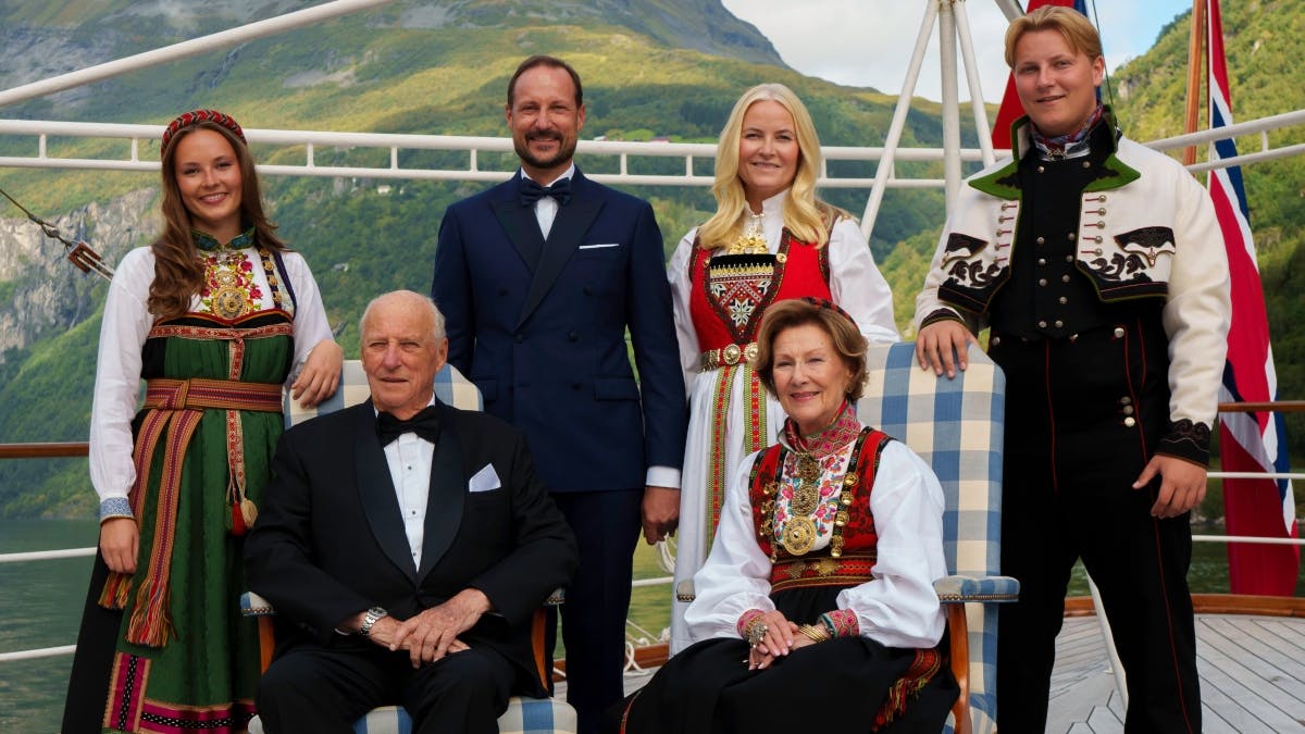 Det officielle portræt af den norske kongefamilie ved lørdagens bryllup.