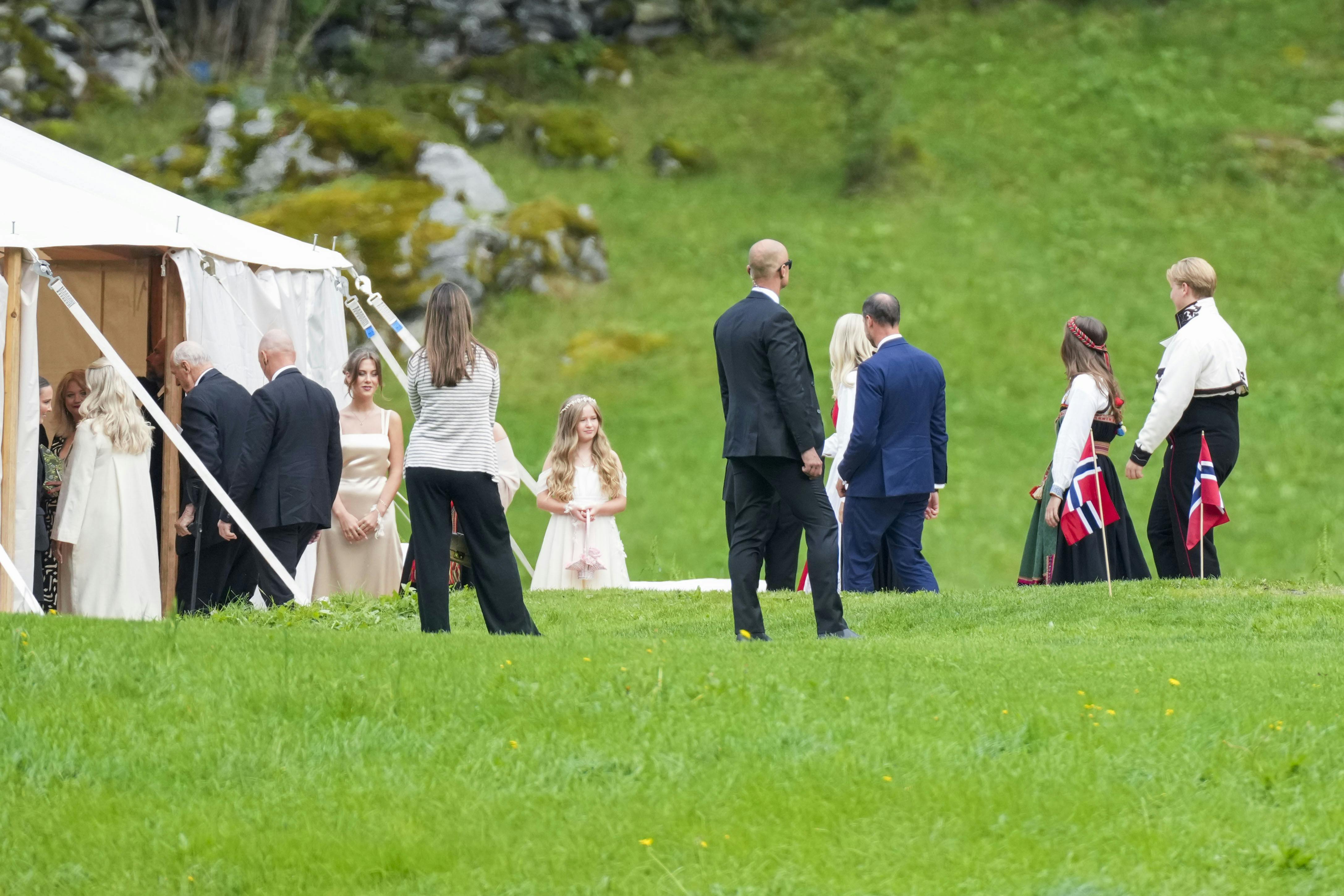 Märtha Louises børn tager imod kongefamilien.