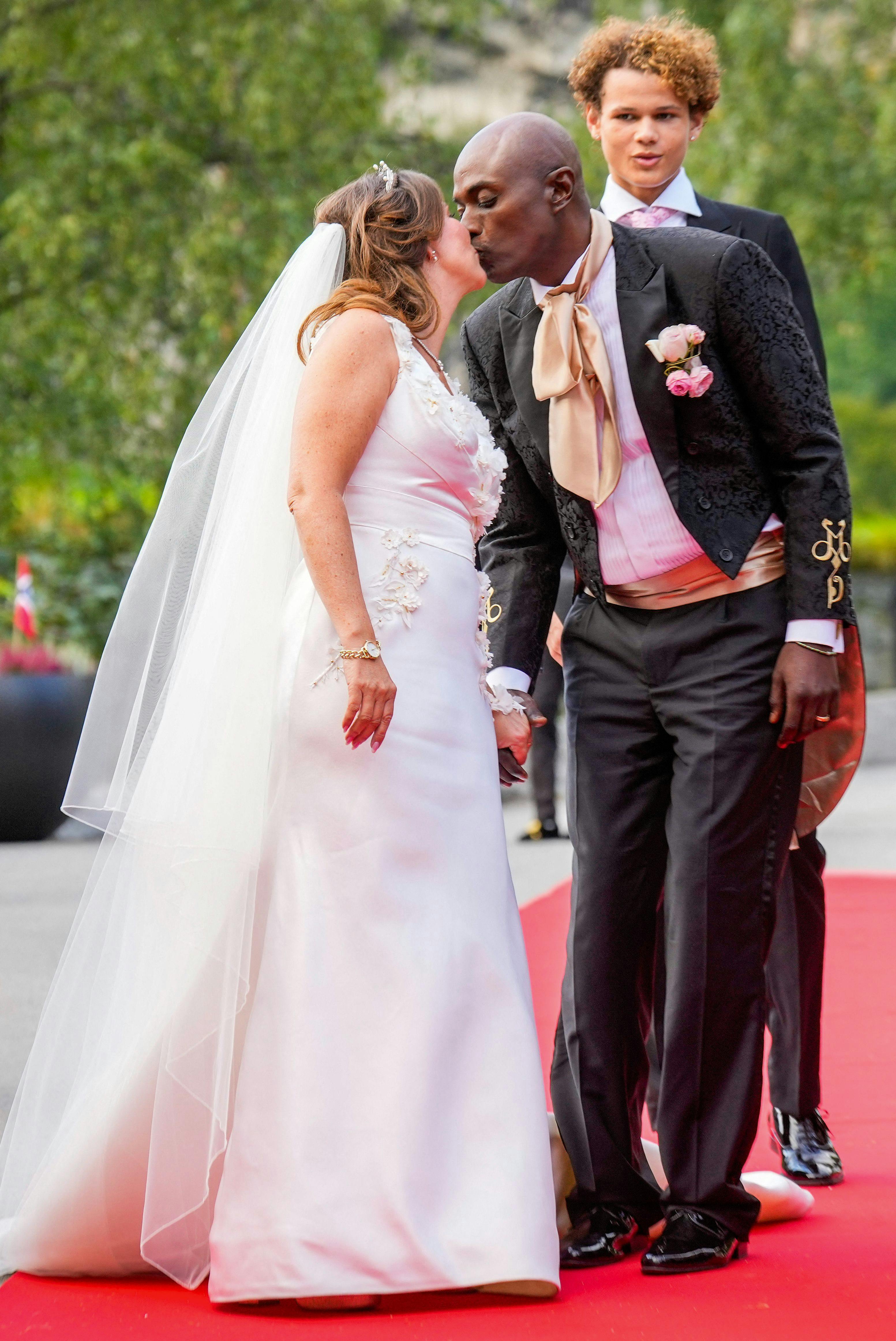 Princess Martha Louise of Norway and Durek Verrett kiss as they arrive at their wedding party at Hotel Unio in Geiranger on August 31, 2024. Princess Martha Louise, the eldest child of King Harald will tie the knot on Saturday with American self-proclaimed shaman Durek Verrett. (Photo by Heiko Junge / NTB / AFP) / Norway OUT / ALTERNATE CROP