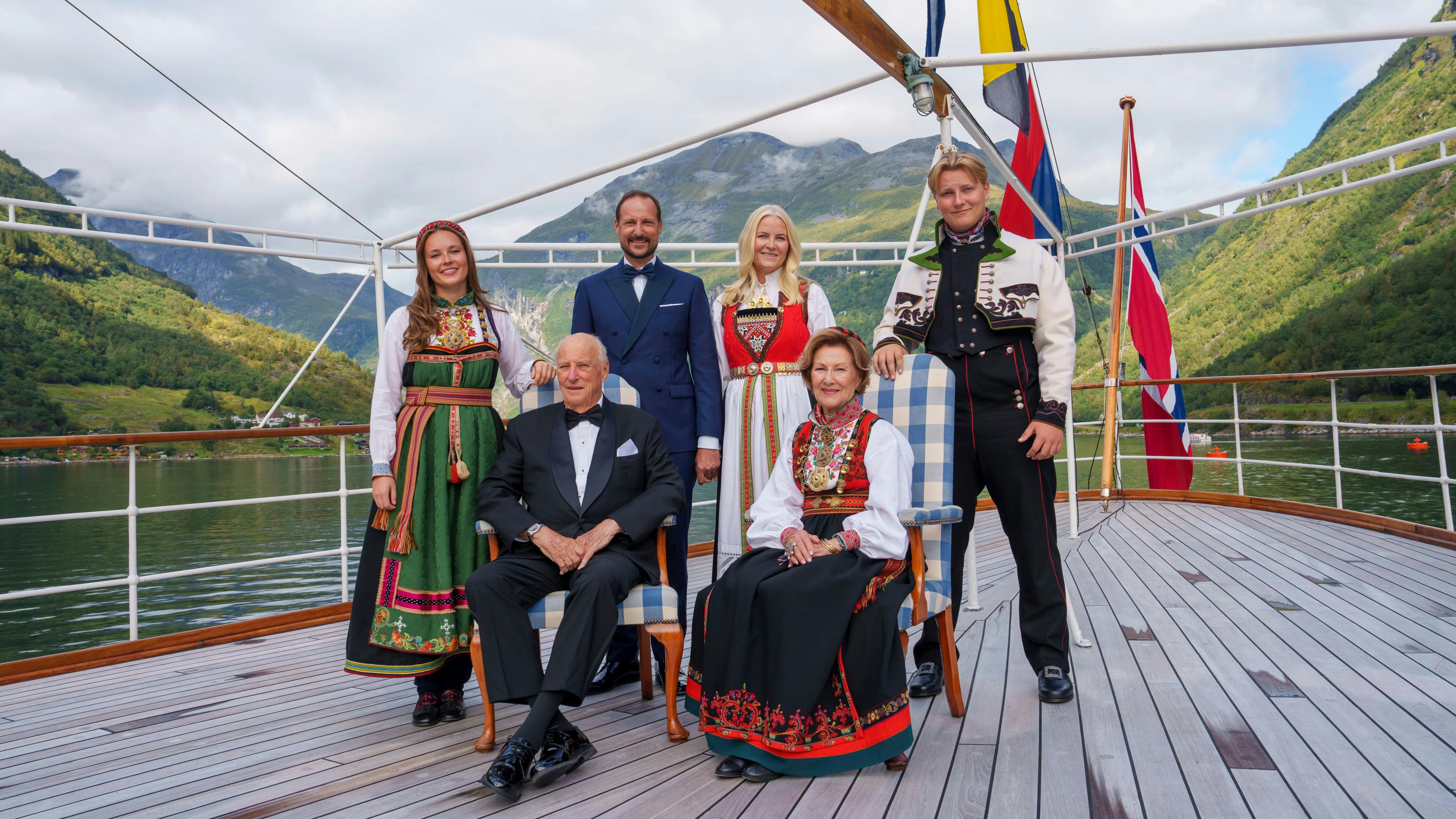 Prinsesse Ingrid Alexandra, kong Harald, kronprins Haakon, kronprinsesse Mette-Marit, dronning Sonja og prins Sverre Magnus.