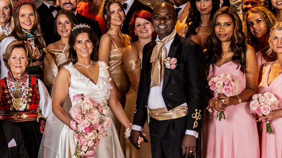 Udsnit fra det officielle bryllupsportræt med prinsesse Märtha Louise og Durek Verrett. 