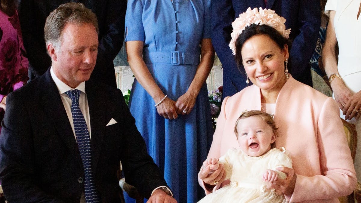 De stolte dåbsforældre, prins Gustav og prinsesse Carina, sammen med dåbsbarnet, prinsesse Mafalda på fire måneder.&nbsp;