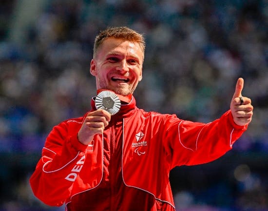 Daniel Wagner Jørgensen med sin sølvmedalje fra længdespring.