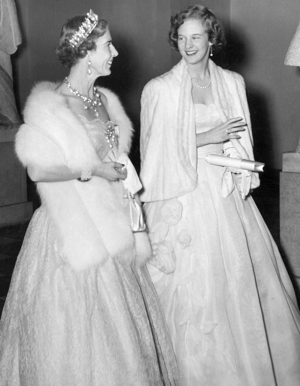 1958. Den 18-årige tronfølger, prinsesse Margrethe på vej til aftenfest med sin mor dronning Ingrid.