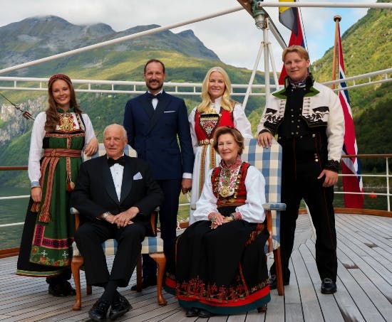 Kong Harald og dronning Sonja og kronprins Haakon, kronprinsesse Mette-Marit, prinsesse Indrid Alexandra og prins Sverre Magnus.