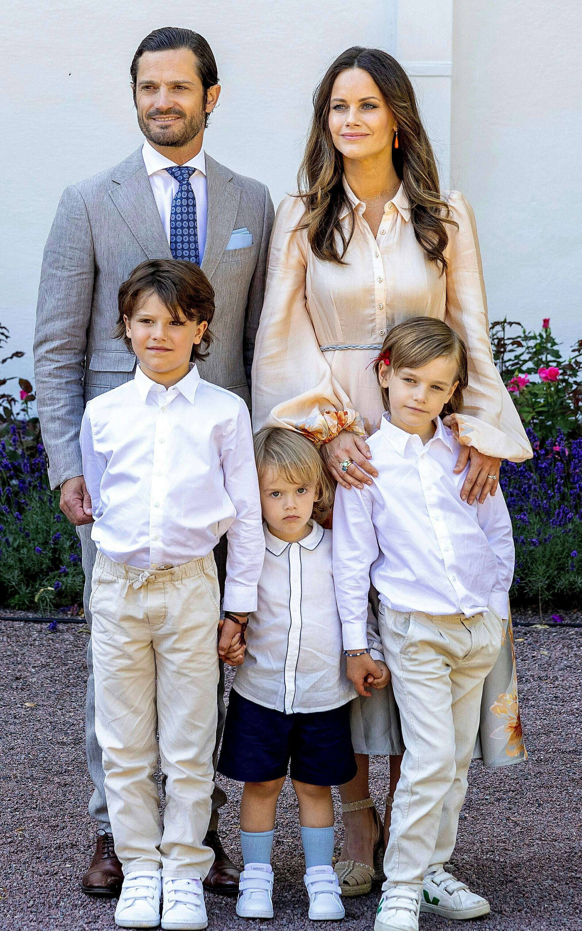 Carl Philip og Sofia med deres sønner, Alexander, Gabriel og Julian.