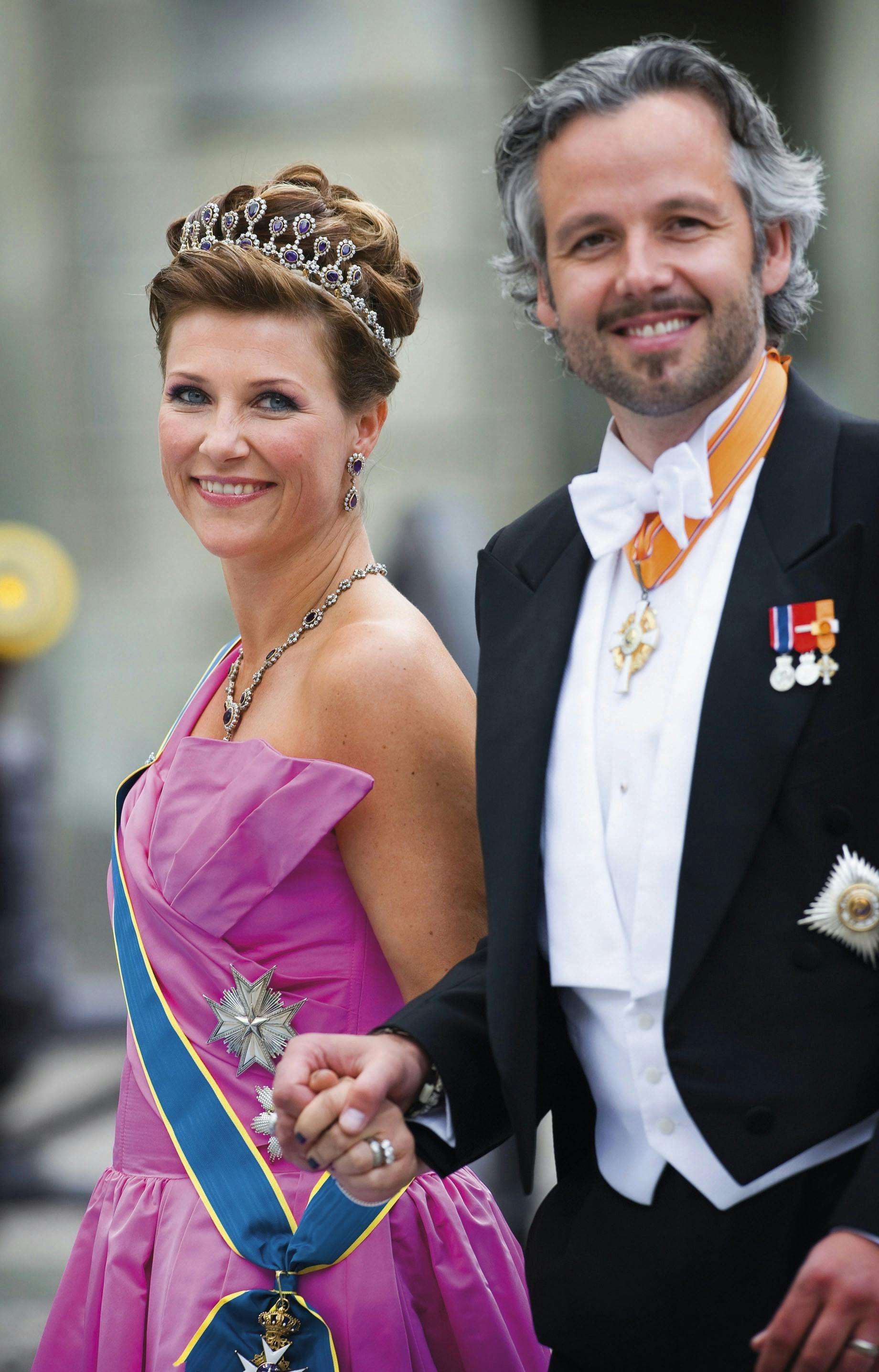 Kongeligt bryllup mellem kronprinsesse Victoria og Prinsesse Märtha Louise og Ari Behn i 2010.