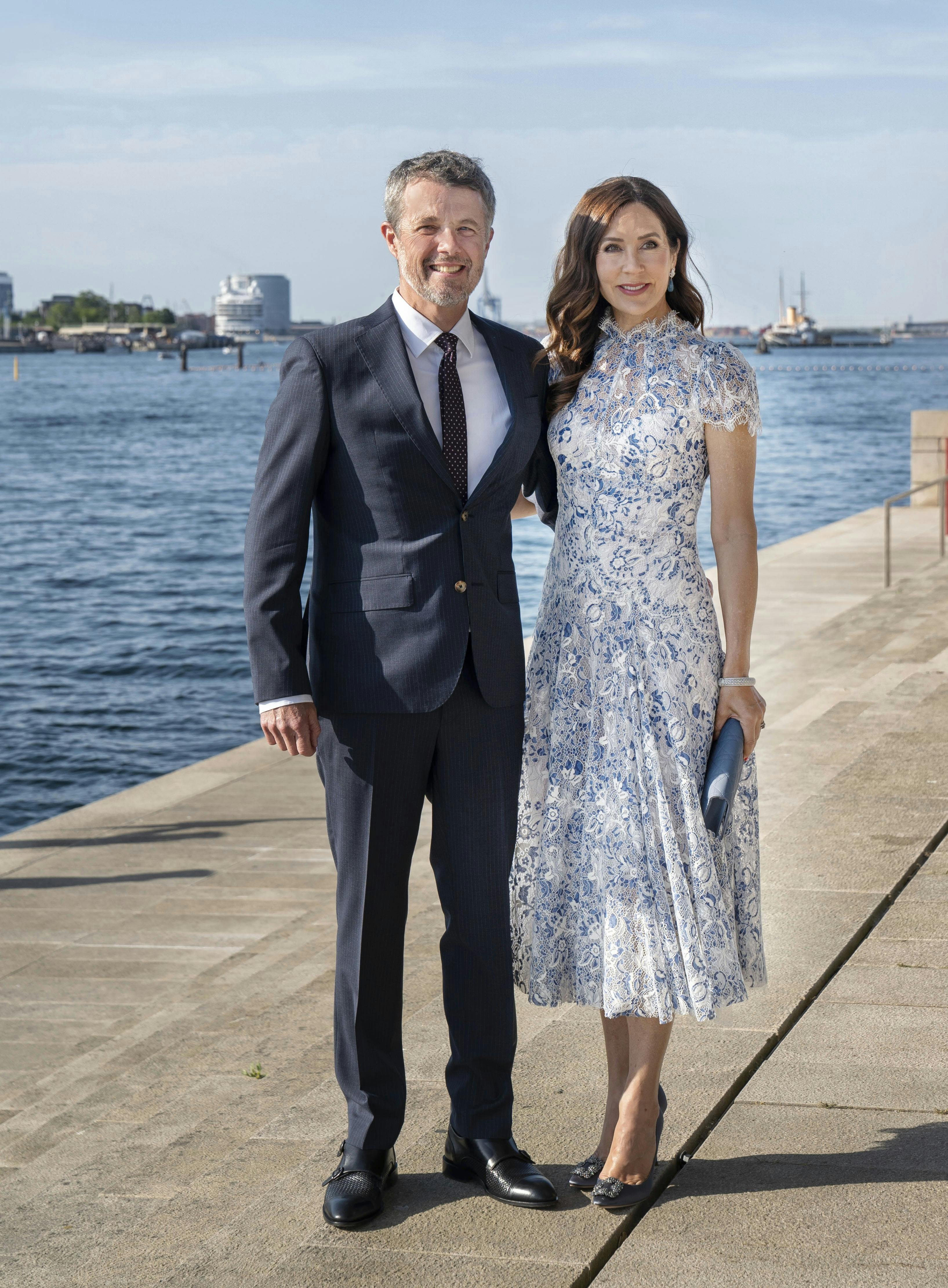 OPGAVE: Kronprinsparret deltager i officiel middag i anledning af mødet for Danmarks honorære konsuler. STED: Operaen, Ekvipagemestervej 10, København.JOURNALIST: Marianne SingerFOTOGRAF: Hanne JuulDATO: 20230614