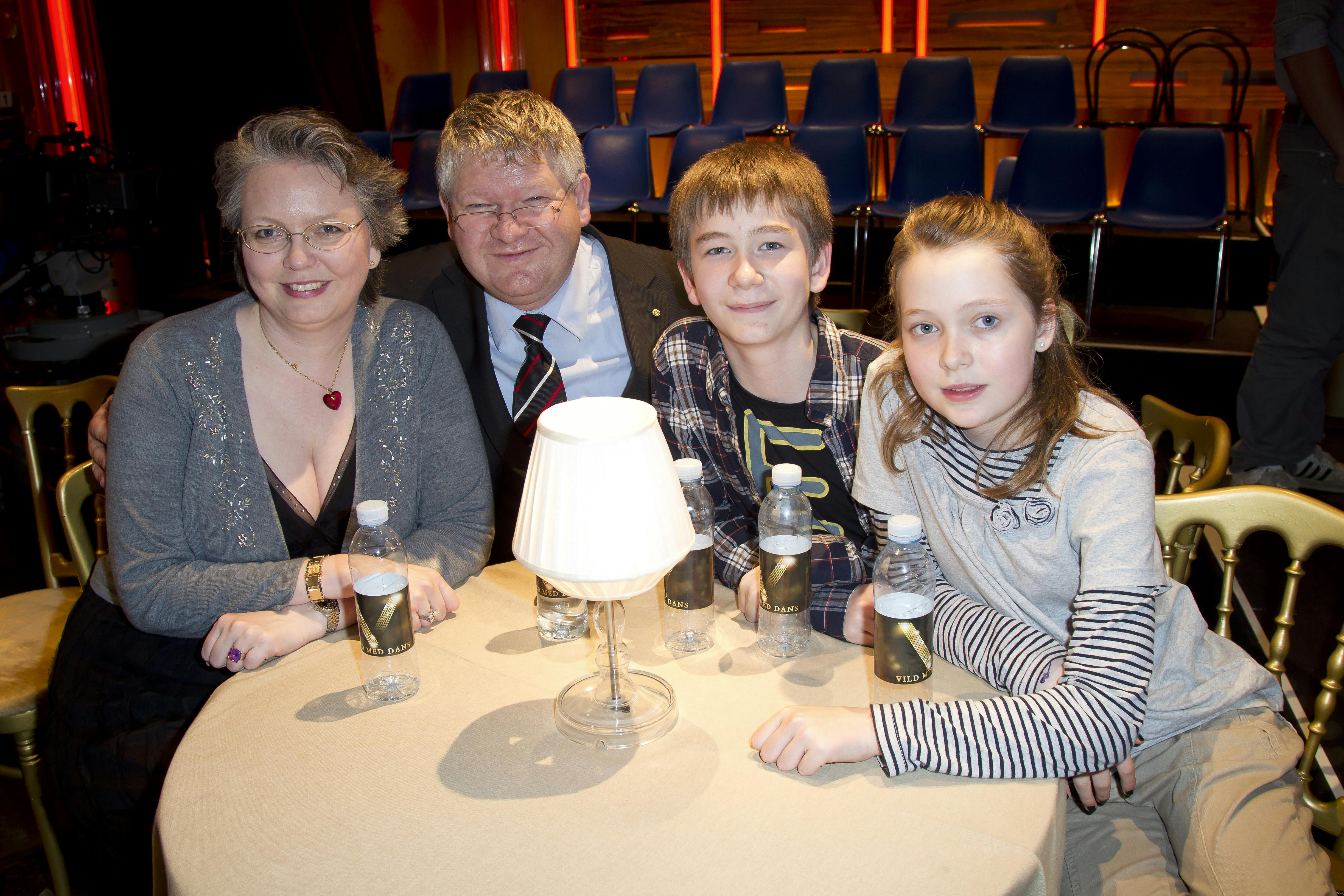 "Vild med dans 2011" på TV2 . -Rachel (th) fra tv-programmet "Årgang 0" med sine forældre Theresia og Lars samt bror David. Familie. -Dato: 28.10.2011 -Foto: Claus Poulsen