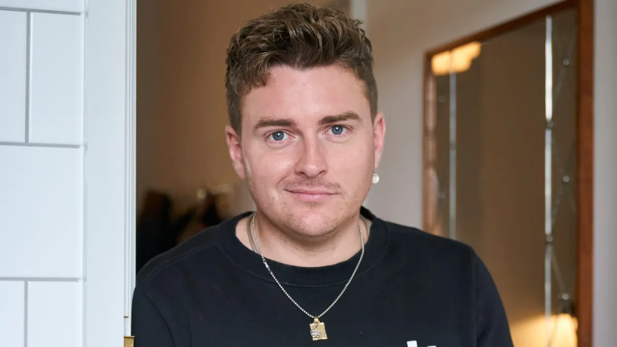 Jesper Groth er faldet ned fra en stige: Hastet på hospital i ...