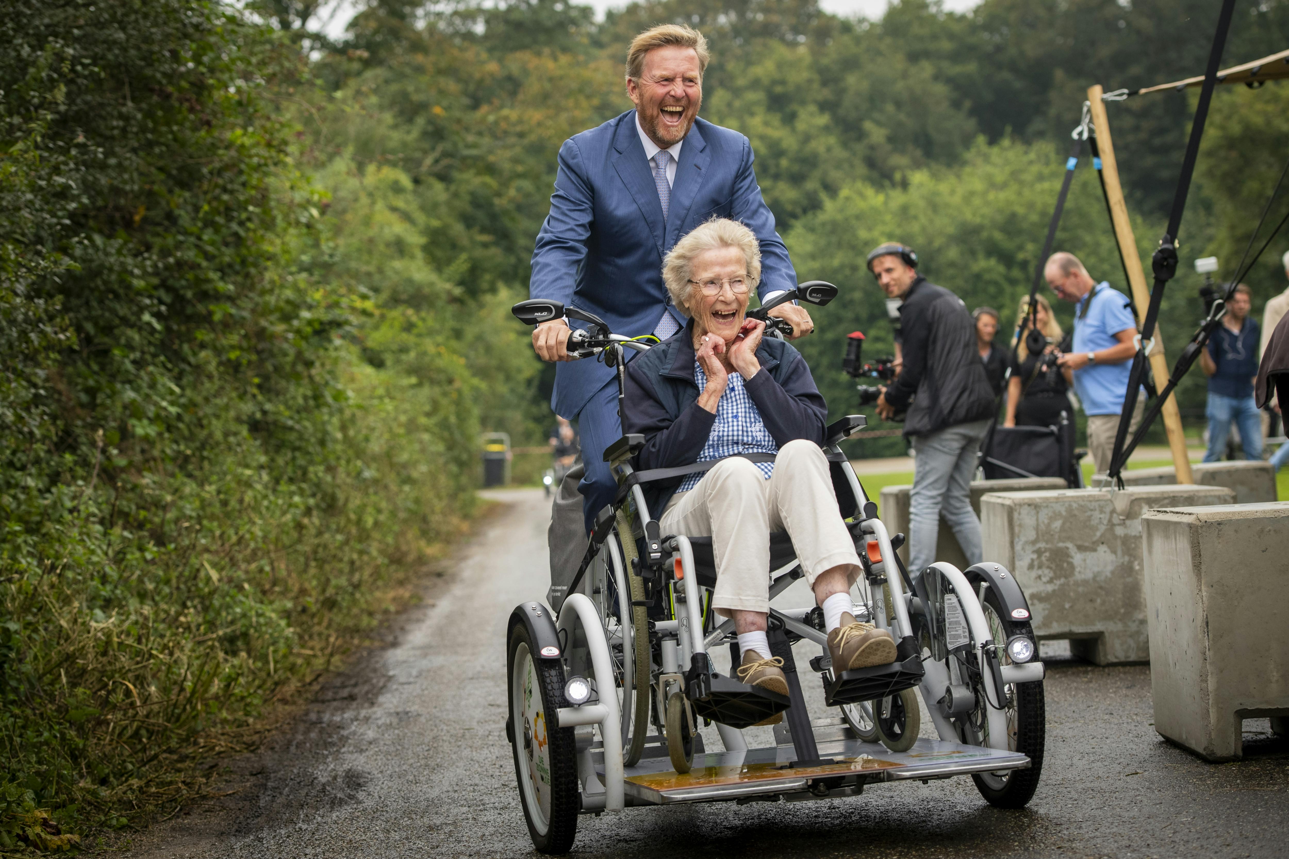 MIRNS - Koning Willem-Alexander tijdens een viering van het 75-jarig bestaan van Nationale Vereniging de Zonnebloem.De koning praat met deelnemers en vrijwilligers over het streven naar een samenleving waarin mensen met een lichamelijke beperking onbelemmerd kunnen meedoen. ANP JILMER POSTMA