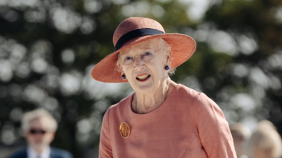 Dronning Margrethe skrev runer på en brosten.