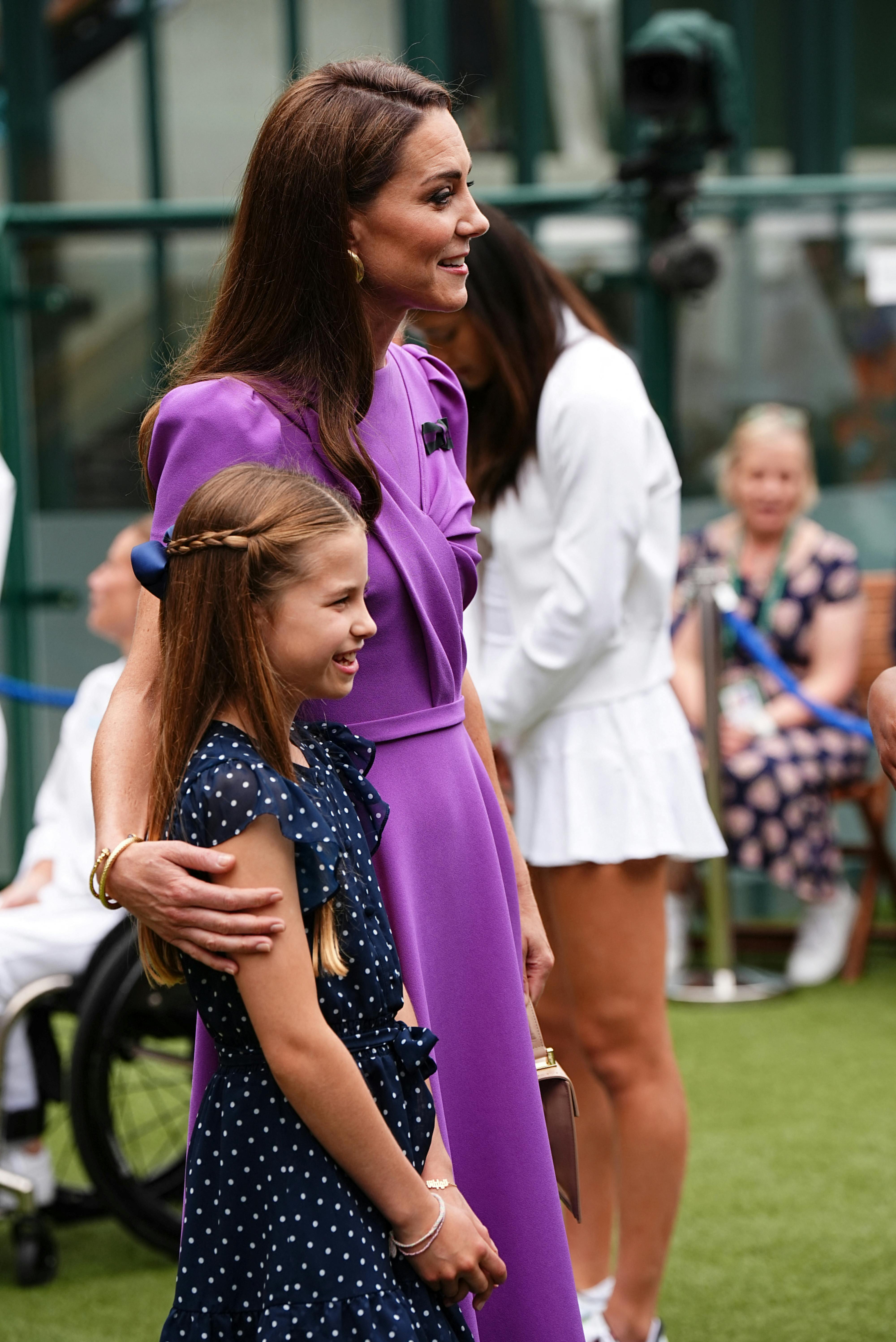 Prinsesse Charlotte med venskabsarmbånd om håndleddet.