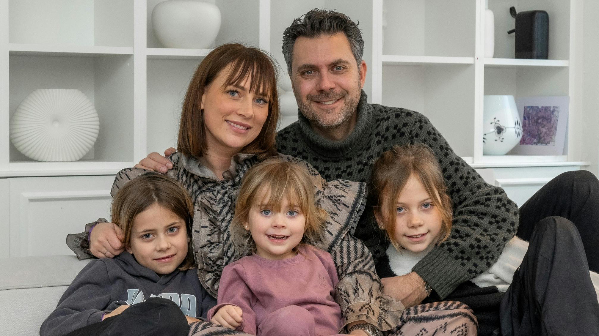 Lisbeth og Christian Vernsted-Fabricius fra "Årgang 20" med deres tre børn.