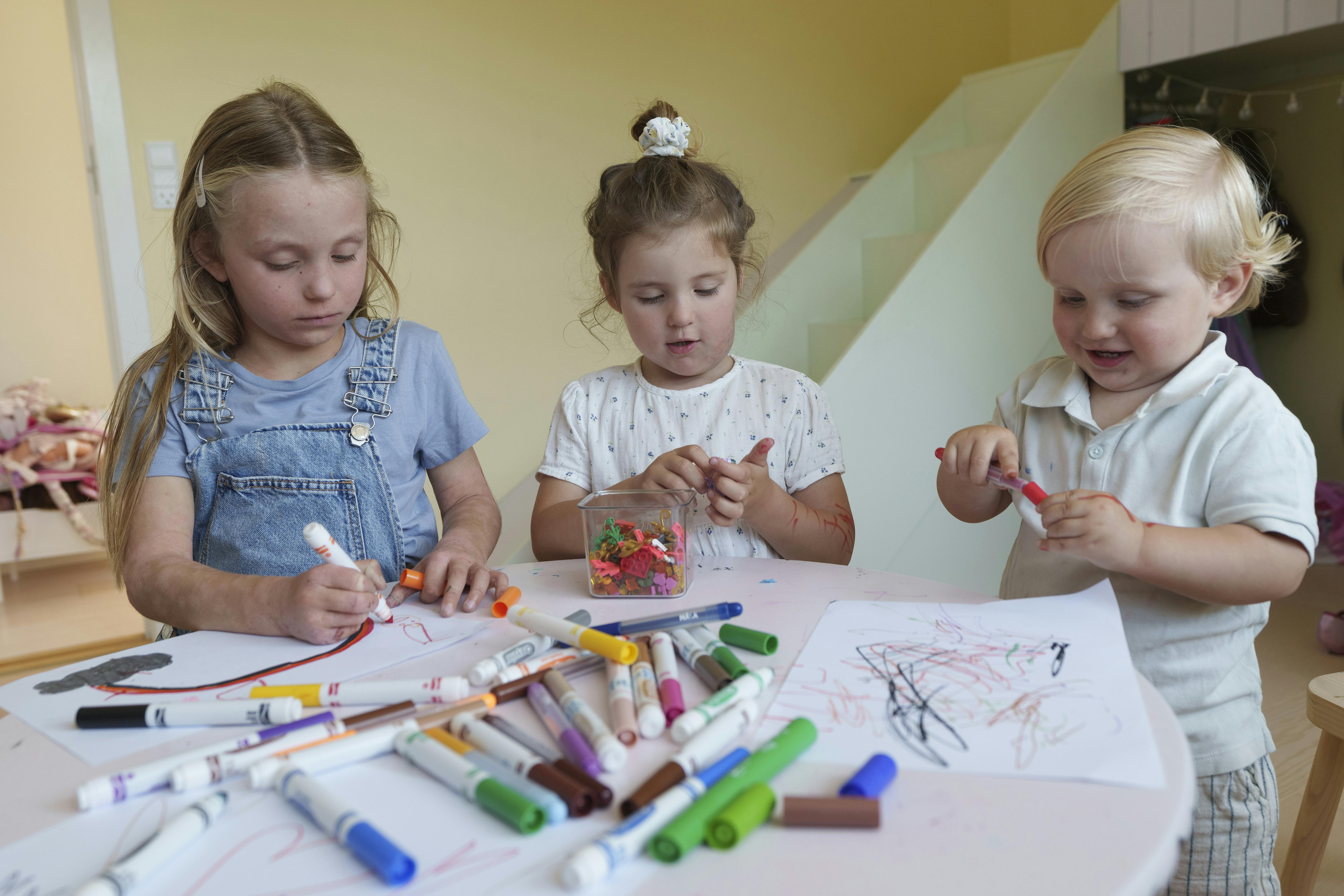 Hailey med storesøster Emily og lillebror Pilou.