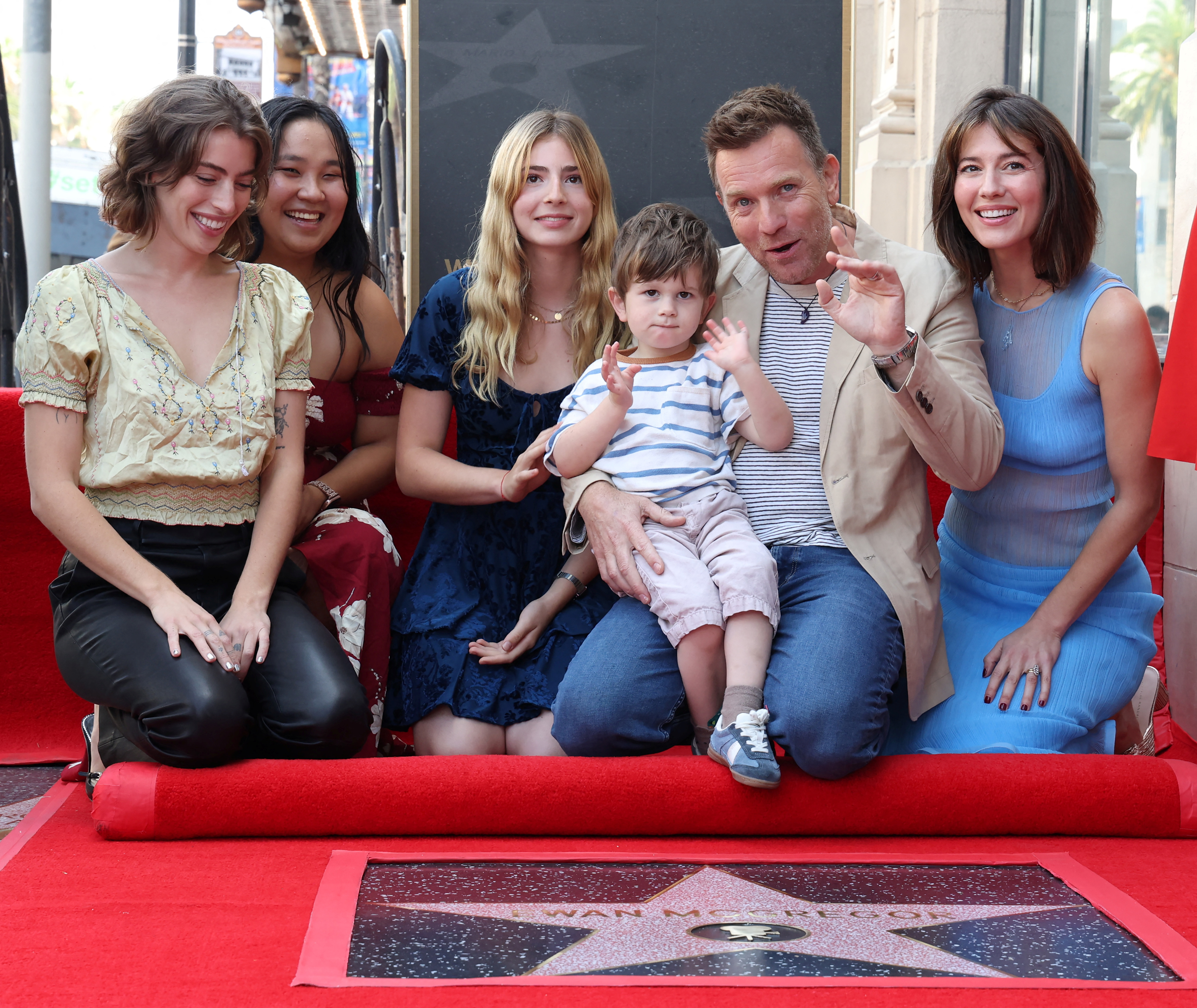 Ewan McGregor havde selskab af hele familien, da han modtog en stjerne på Hollywood Walk of Fame. Clara ses yderst til venstre, mens det er Mary yderst til højre.