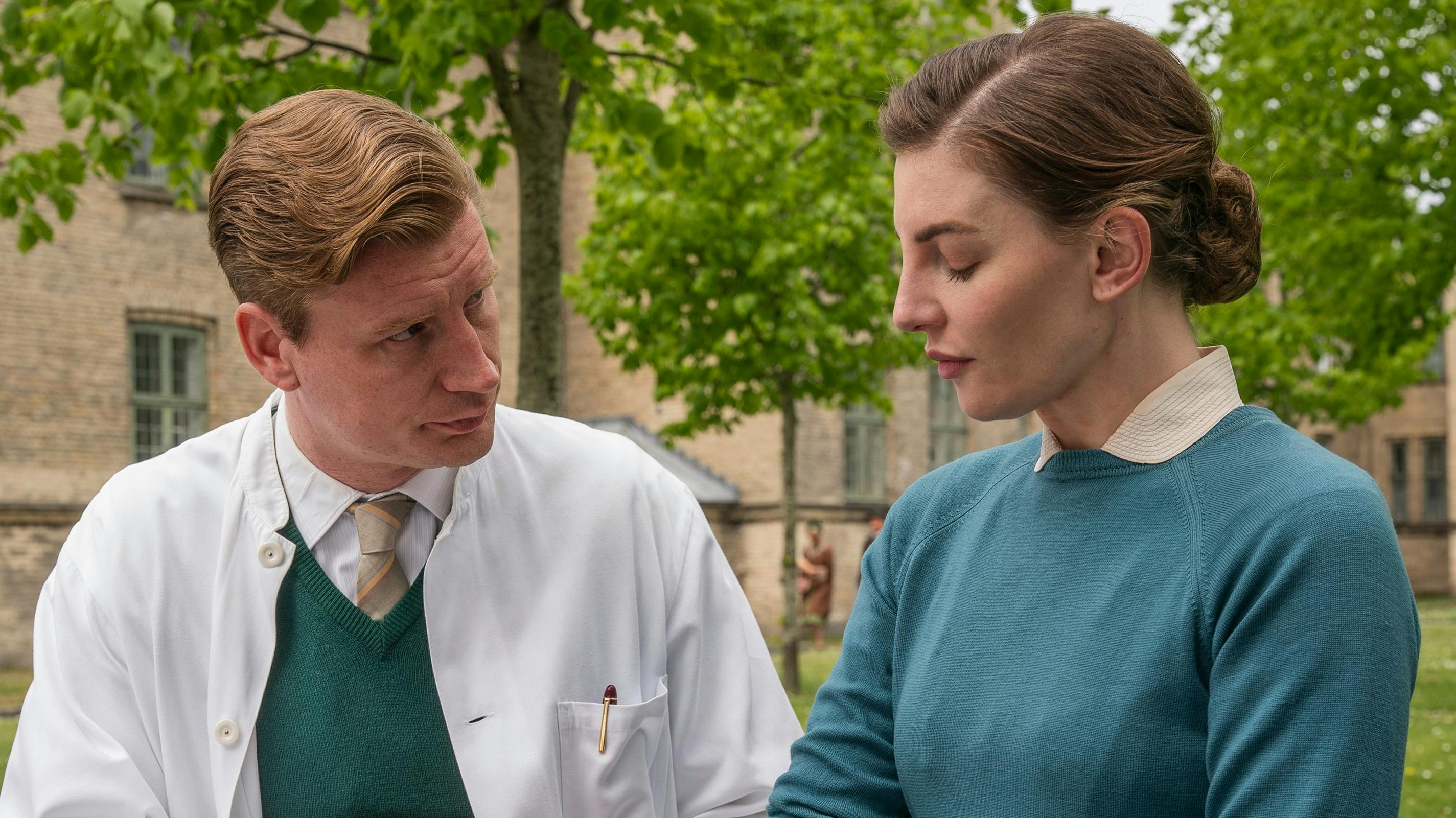 Andreas Jebro og Molly Egelind som Jens og Anna i "Sygeplejeskolen".
