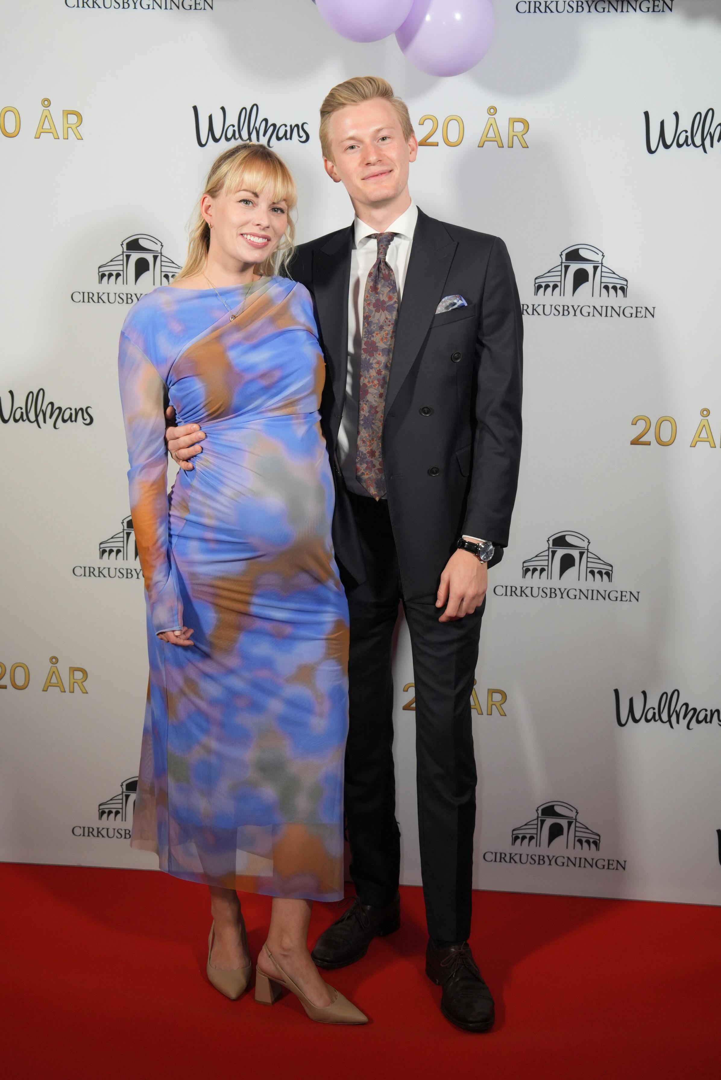 Albert August Harson holdt om sin hustru Jenna på den røde løber.