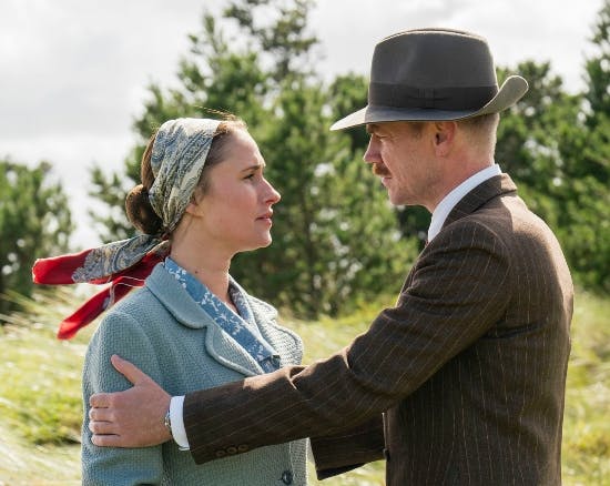 Rosalninde Mynster som Fie og Morten Hemmingsen som Morten i Badehotellet.