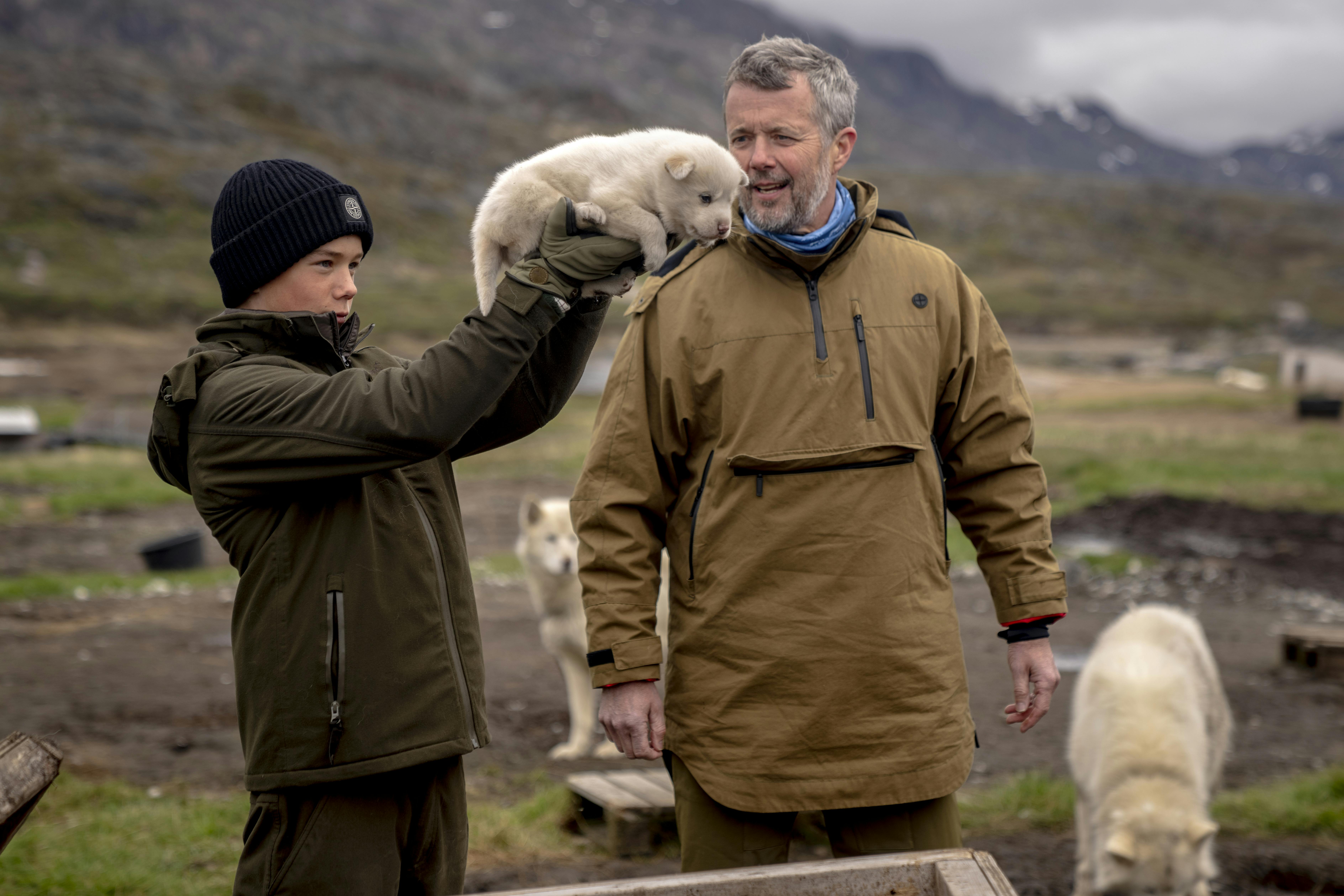 Prins Vincent og kong Frederik i Hundebyen i Sisimiut i Grønland.