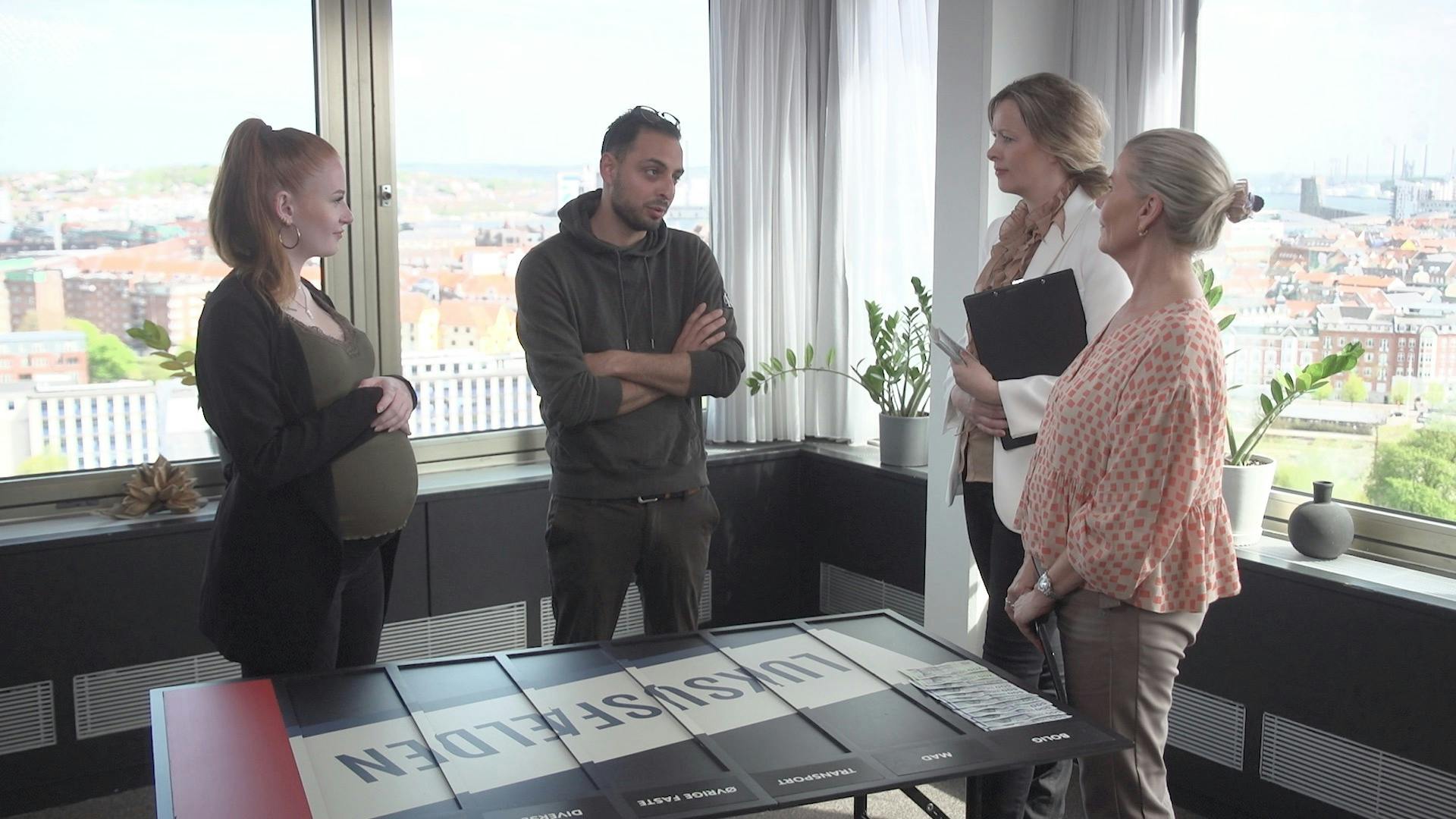 Jacob i "Luksusfælden" med veninden Filucca og eksperterne Louise Frost og Mette Reissmann.