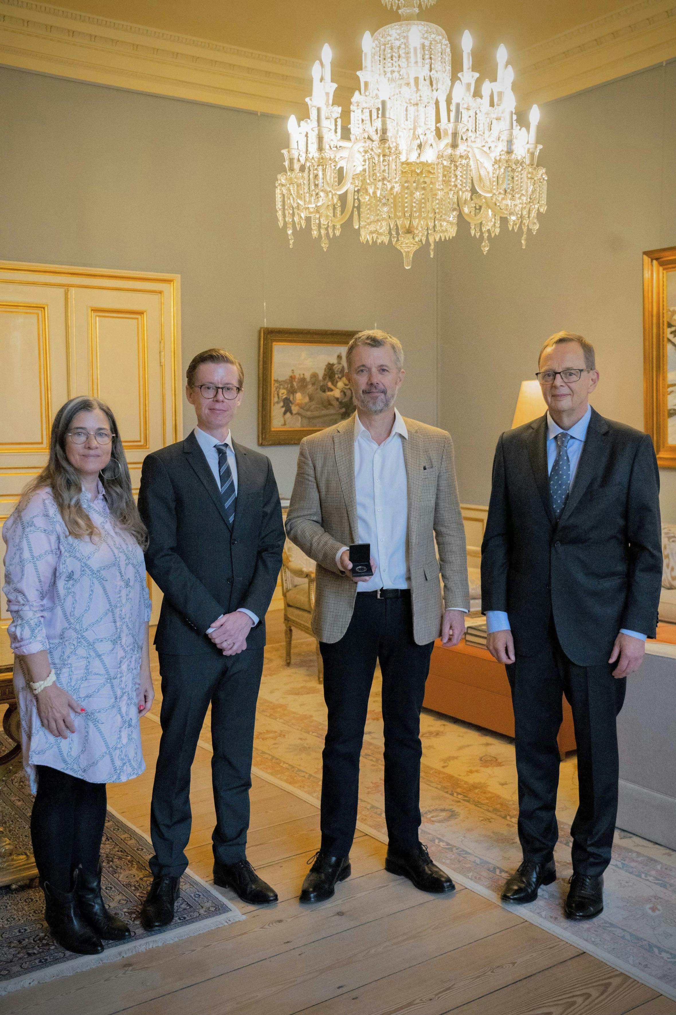 Fra venstre: Designchef Jeanette Skov Jensen, hovedkasserer Niels Kaas, kong Frederik og nationalbankdirektør Christian Kettel Thomsen.