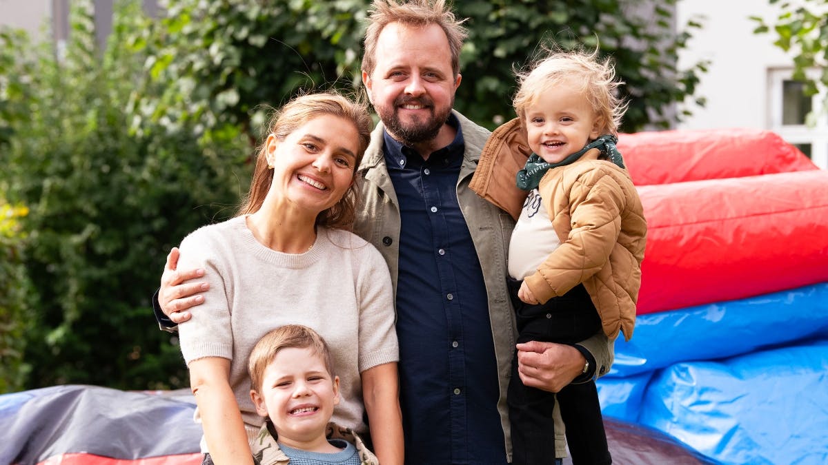 Stephania Potalivo med armene om Ludvig og Magnus Millang med Monty på armen