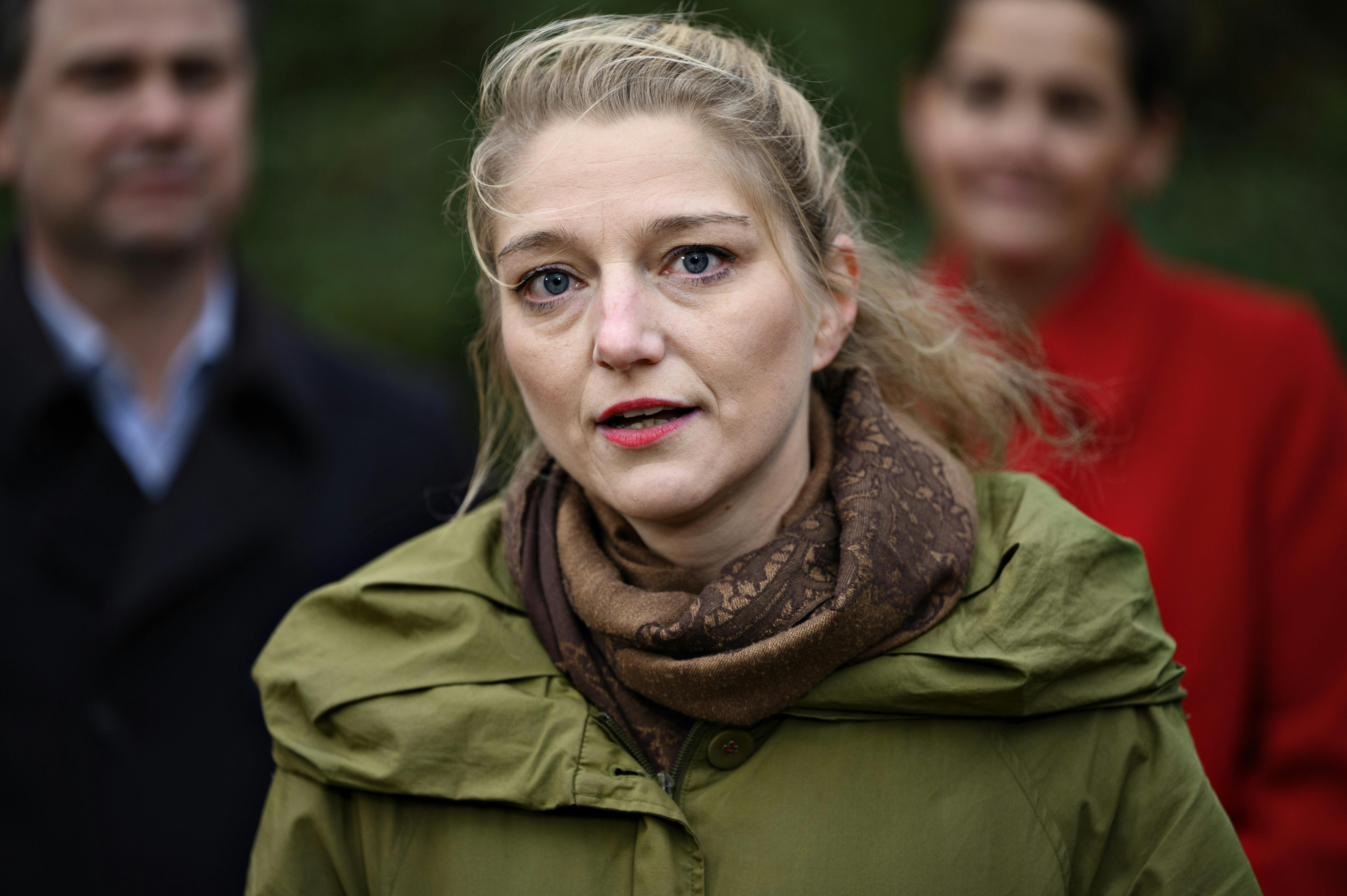 Zenia Stampe (RV) samt finansminister Nicolai Wammen (S) og Pia Olsen Dyhr (SF), da finansministeren, miljøministeren og repræsentanter fra forligspartierne præsenterer Naturaftale om biodiversitet som en del af finansloven for 2021 i Bibliotekshaven ved Christiansborg fredag den 4. december 2020.. (Foto: Philip Davali/Ritzau Scanpix)