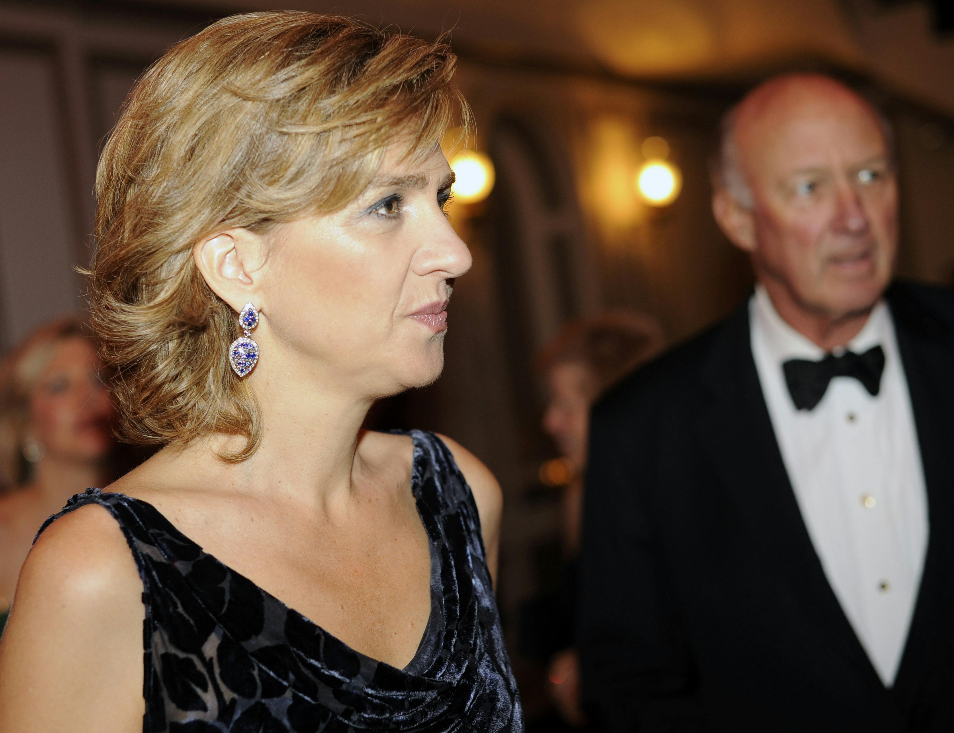 Infanta Cristina, Duchess of Palma De Mallorca, left, arrives at the Hispanic Society of America Annual Gala, Tuesday, Oct. 5, 2010 in New York. (AP Photo Stephen Chernin)