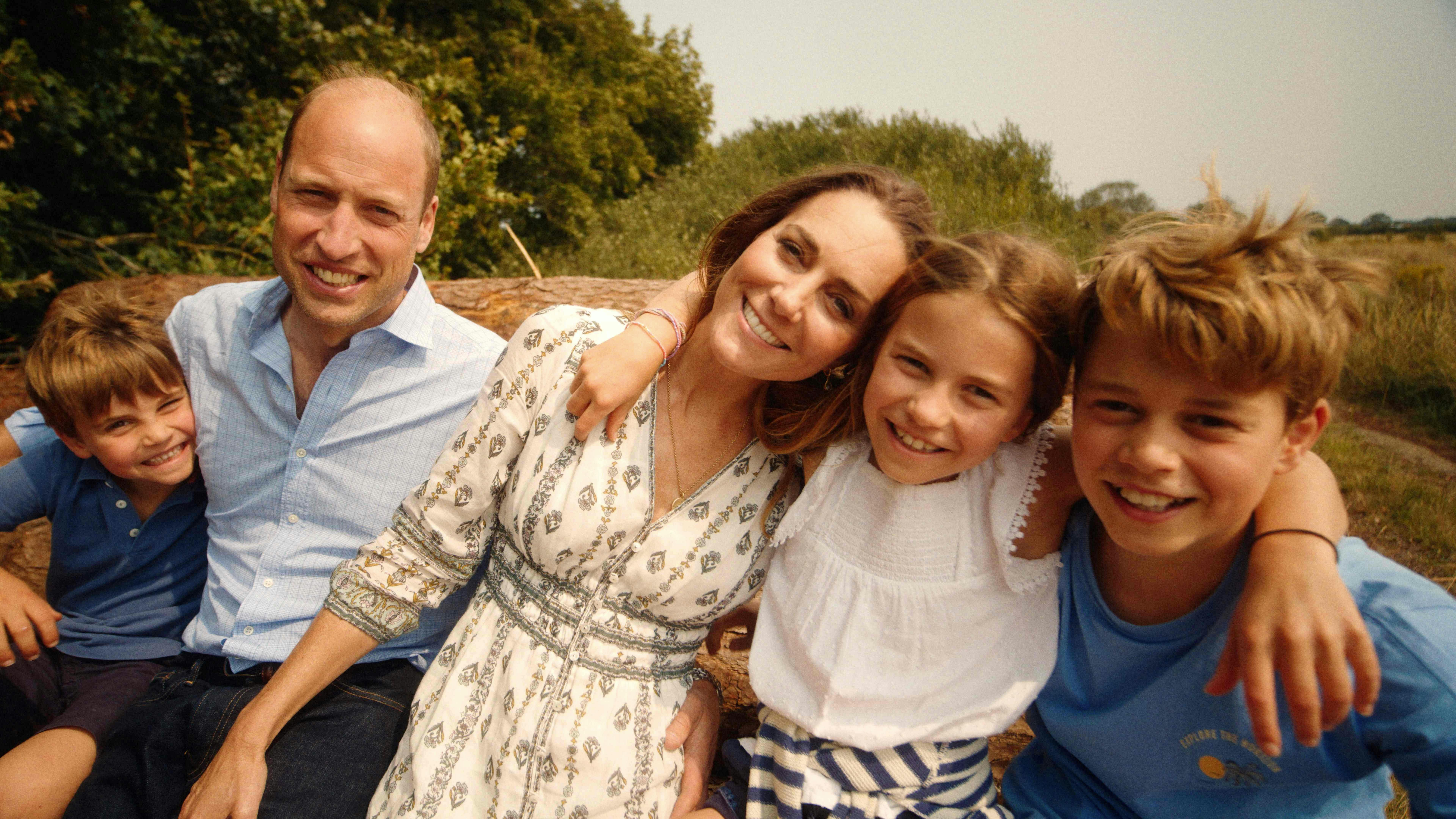 Prins Louis, prins William, prinsesse Catherine, prinsesse Charlotte og prins George.