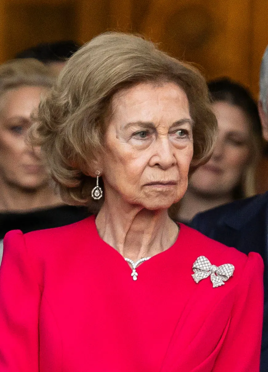 dronning-sofia-i-fuchsiafarvet-bukses-t-med-glimtende-detalje-billed