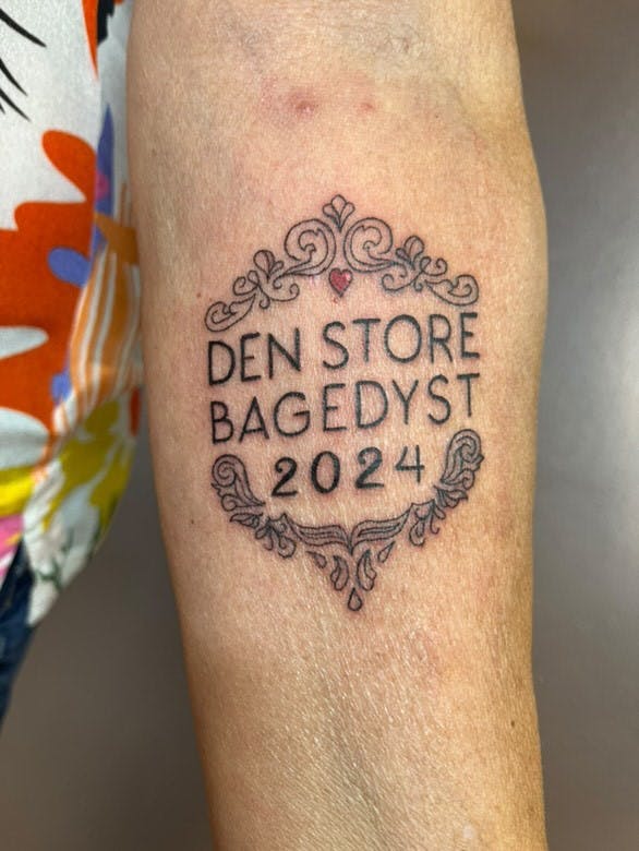 Pernilles "Den store bagedyst"-tatovering.