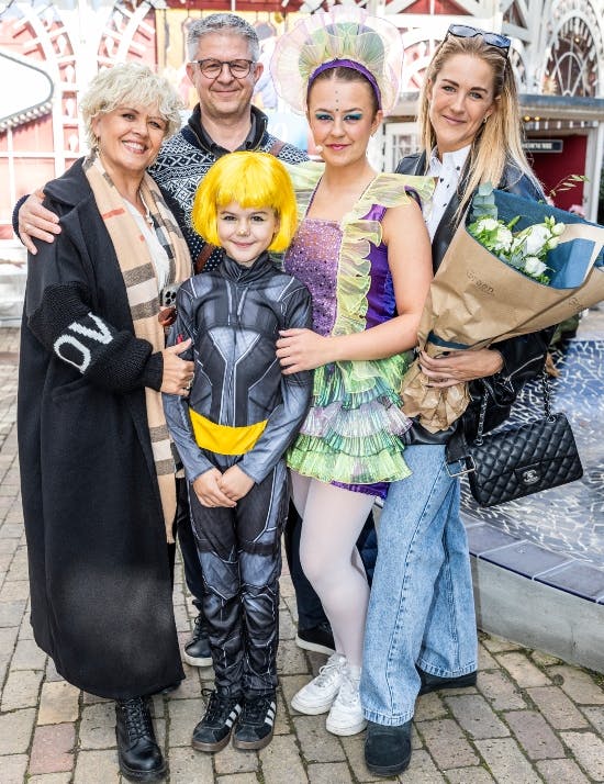 Soffie og Jesper Dalsgaard med deres børn, Lykke og Camilla Dalsgaard og barnebarnet Andrea.