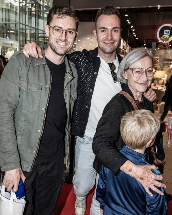 Johannes Nymark med kæresten, Jeppe Christoffersen, sønnen Bob og Johannes' mor Kate.