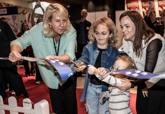 Nalina og Noor klipper snoren til den nye Build-A-Bear butik.