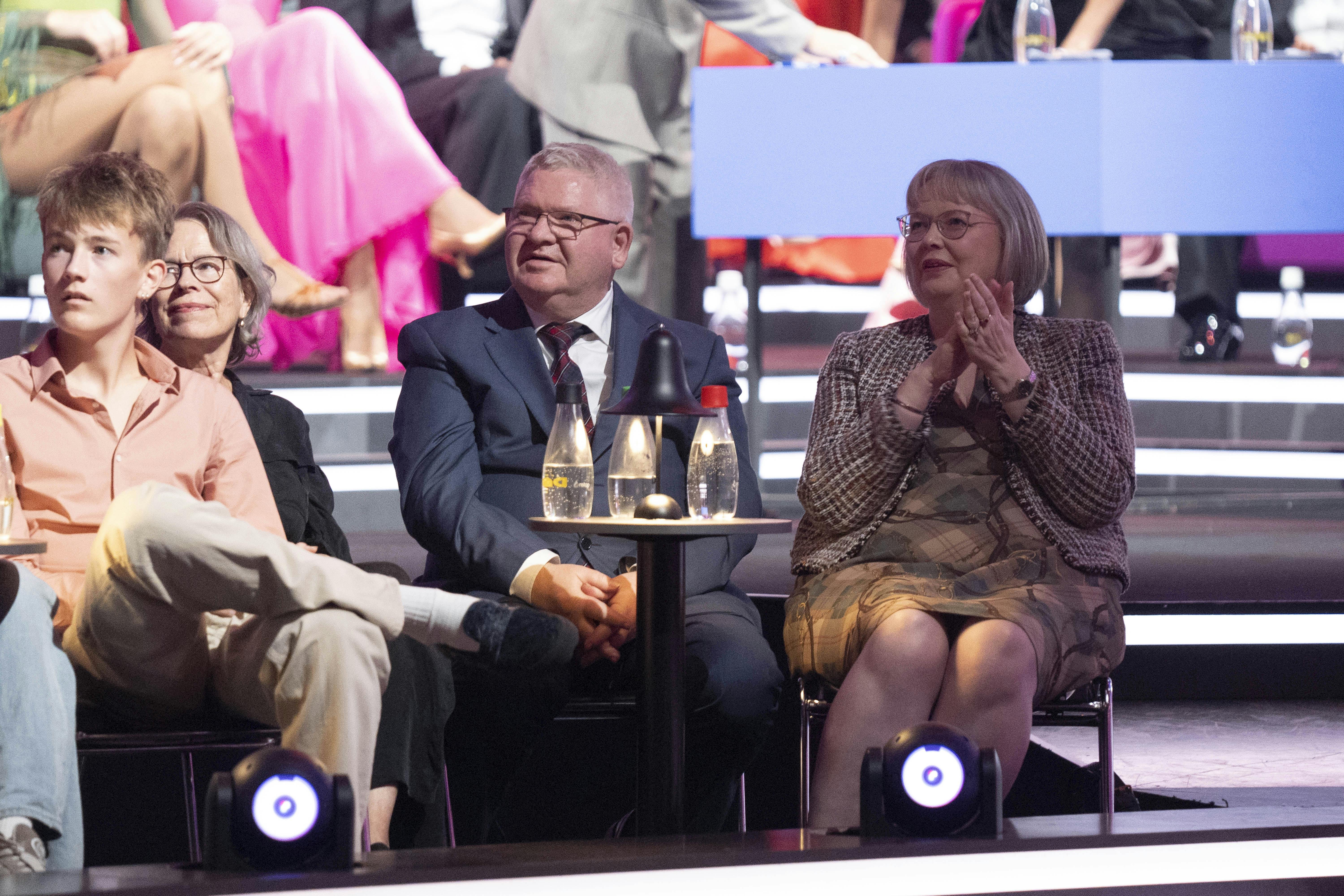 Rachel Ellebyes forældre, Lars og Theresia, fulgte spændt med til første liveshow.