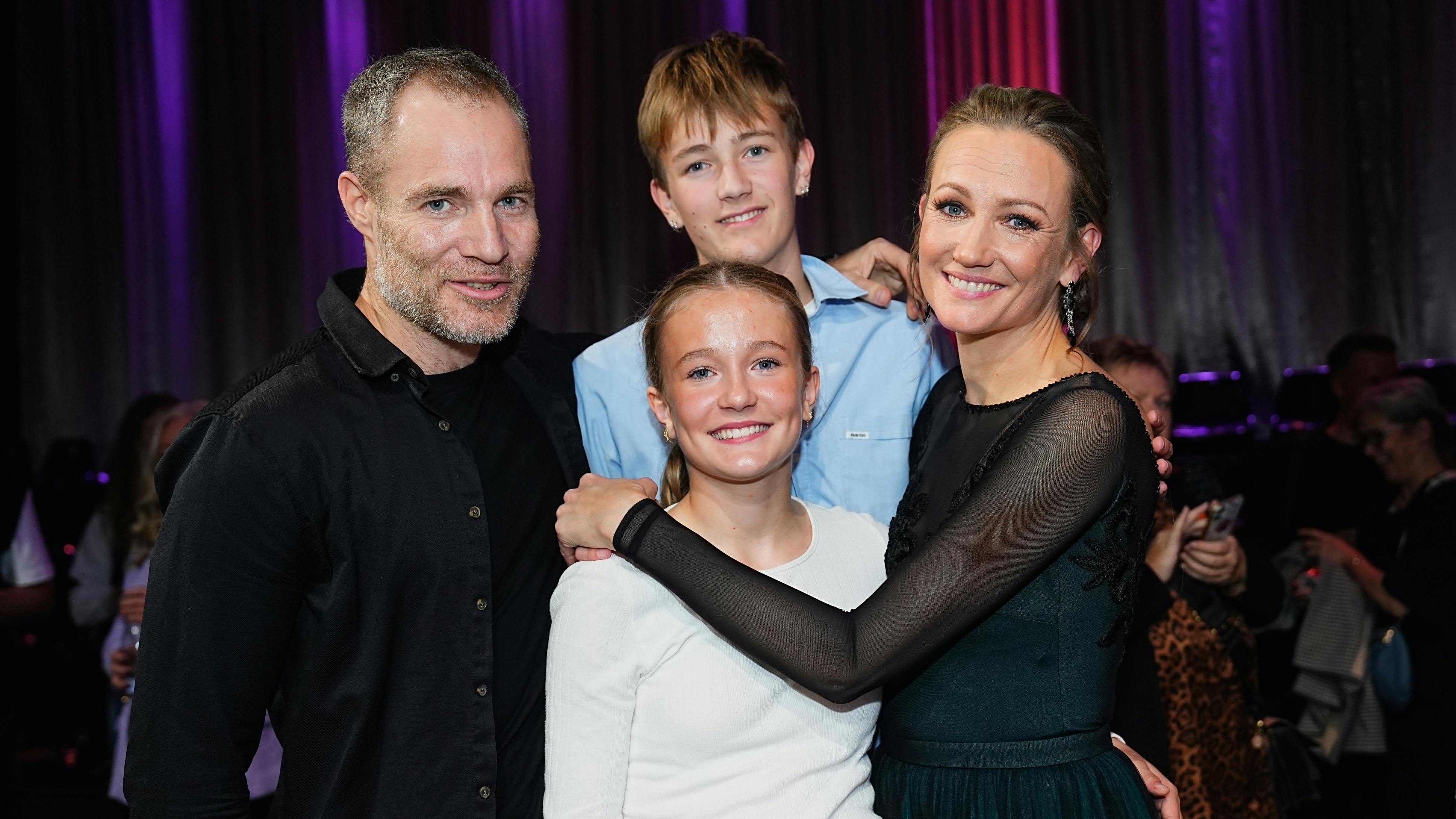 Sara Lygum med manden Jonas Kromann-Larsen og børnene Oscar og Astrid.