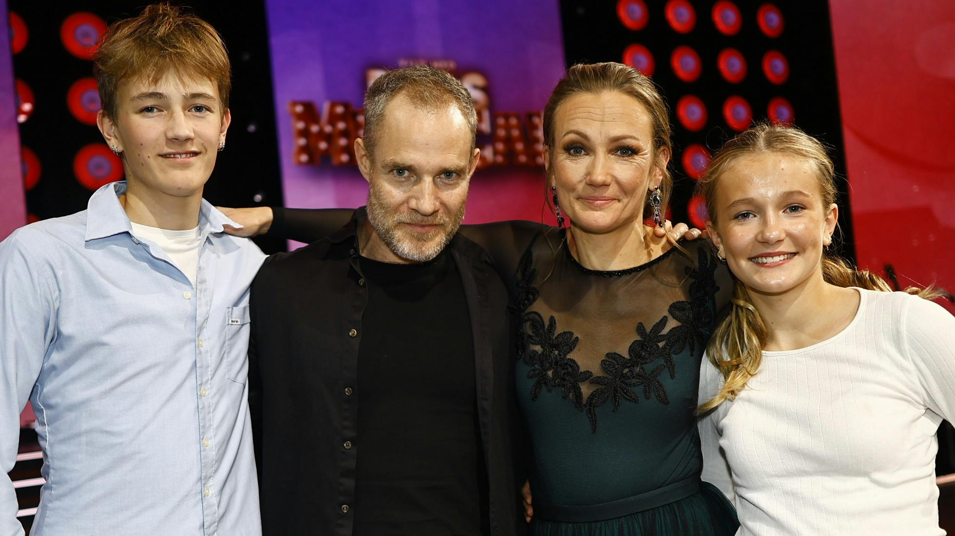 Sara Lygum med ægtemanden Jonas og sine to børn, Oskar og Astrid.