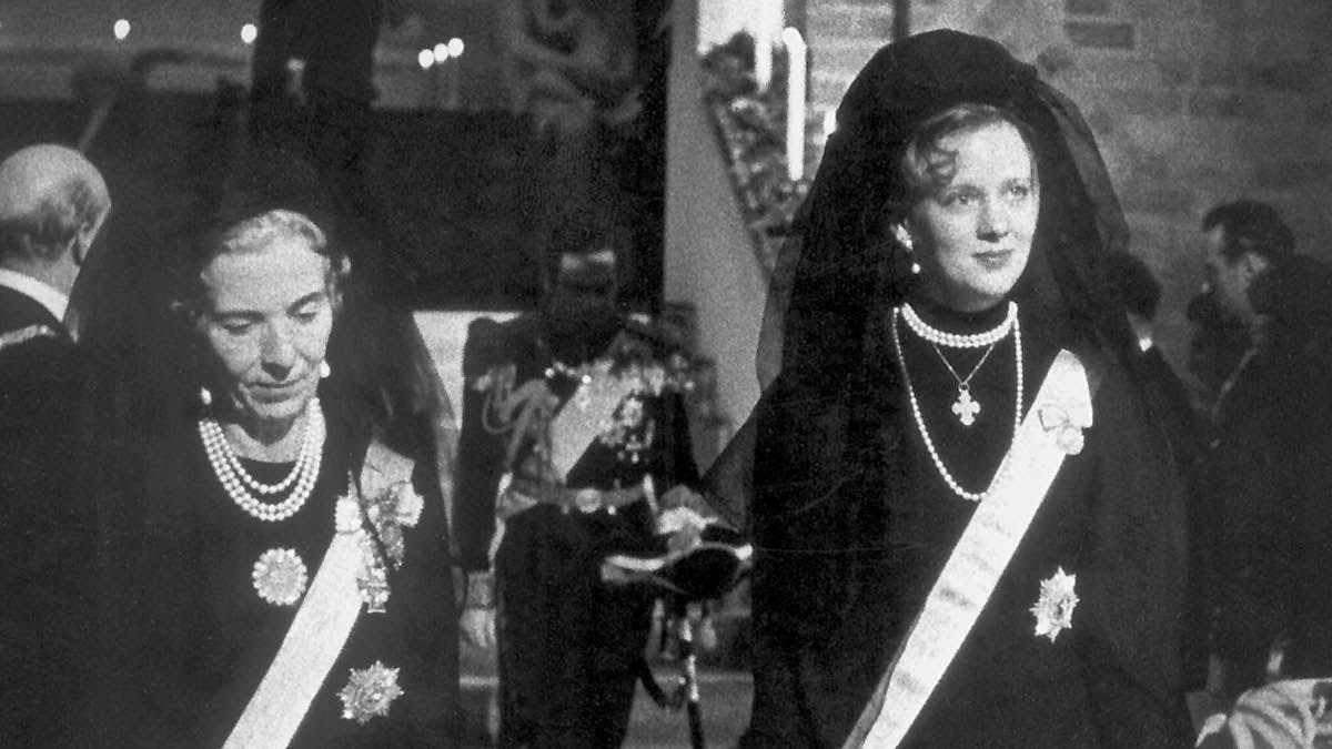 Dronning Ingrid og dronning Margrethe ved kong Frederik 9.s begravelse i 1972.