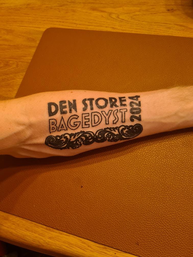 Nikas' "Den store bagedysten"-tatovering.