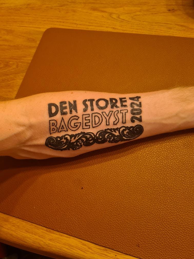 Nikas' "Den store bagedysten"-tatovering.
