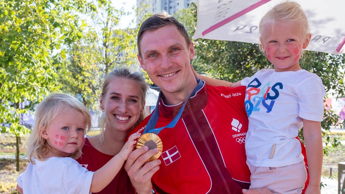 Viktor Axelsen med datteren Vega på armen samt hustruen Natalia med Aya på armen