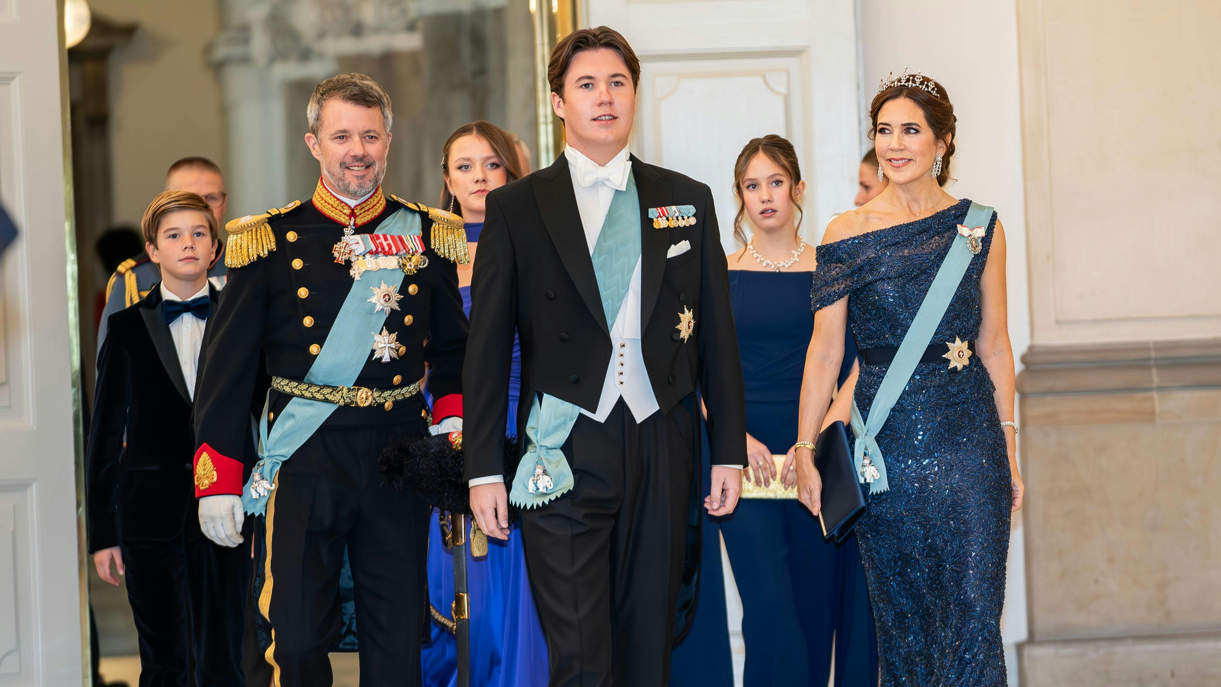 Prins Vincent, kong Frederik, prinsesse Josephine, kronprins Christian, prinsesse Isabella og dronning Mary ankommer til festen. 