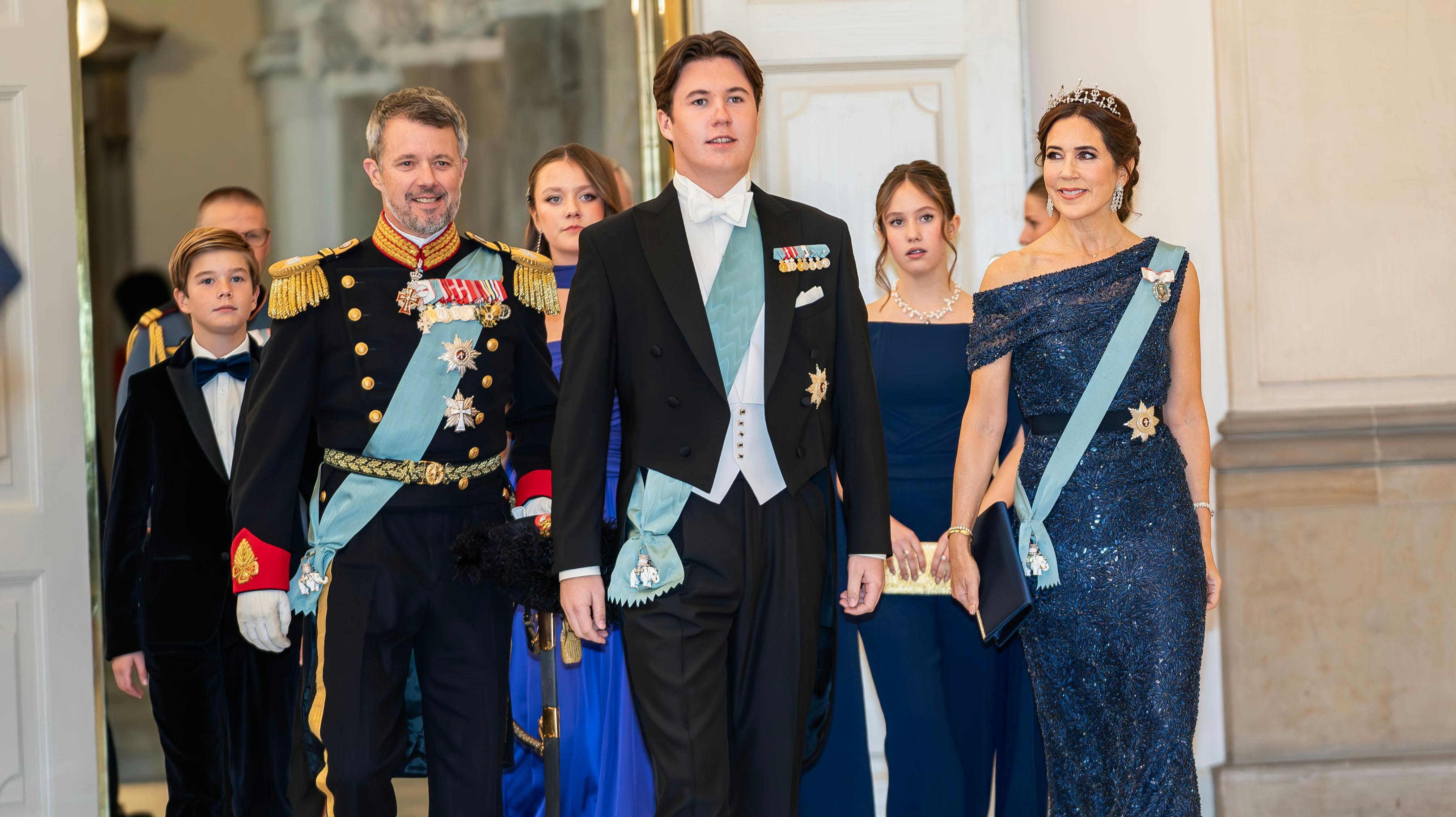 Prins Vincent, kong Frederik, prinsesse Josephine, kronprins Christian, prinsesse Isabella og dronning Mary ankommer til festen.
