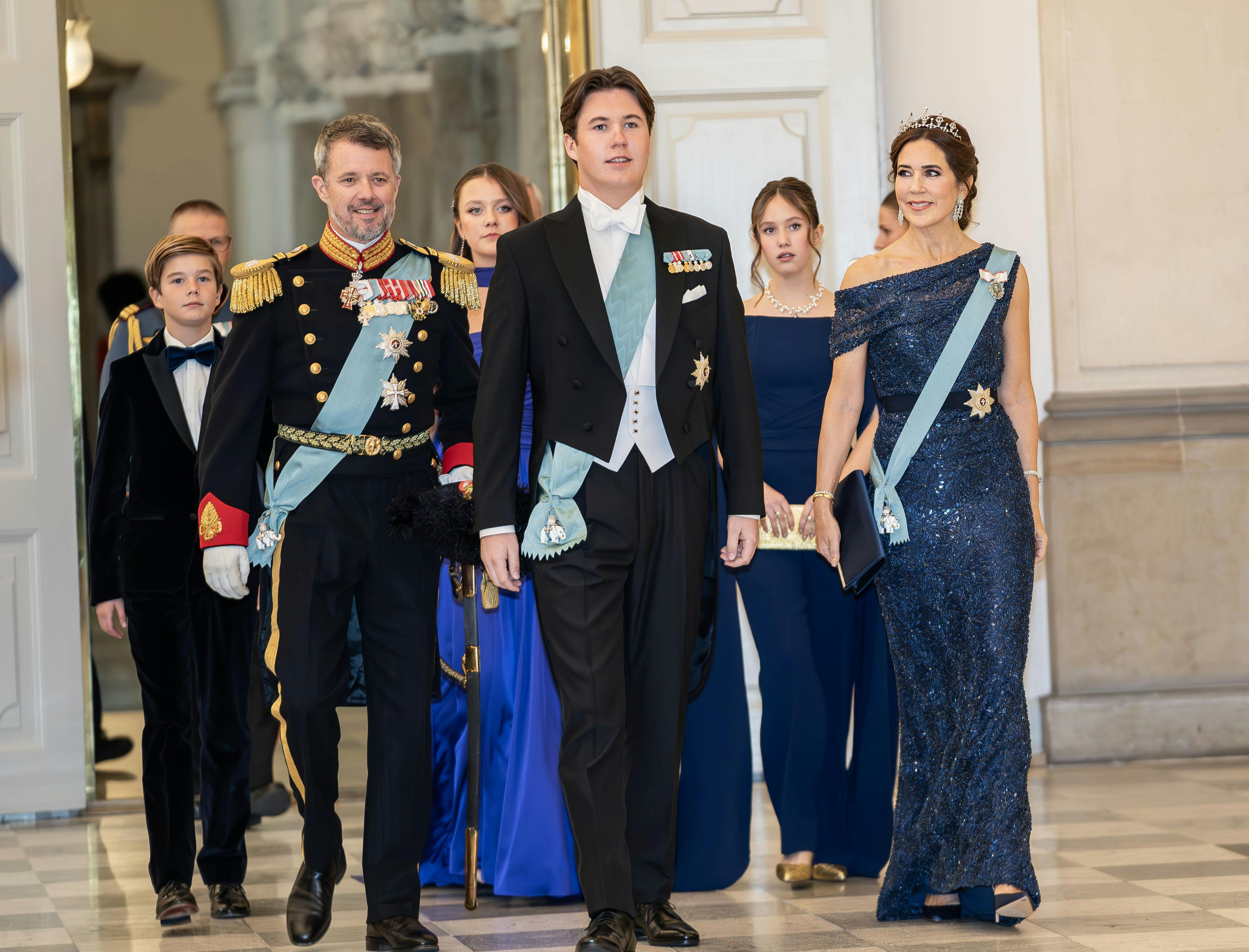 Stoltheden strålede ud af kong Frederik og dronning Mary, da de ankom til Christiansborg Slot.