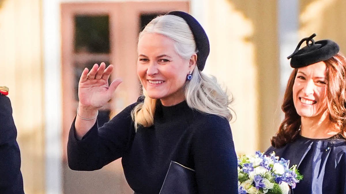 Kronprinsesse Mette-Marit. I baggrunden ses præsidentfruen Suzanne Innes-Stubb. 