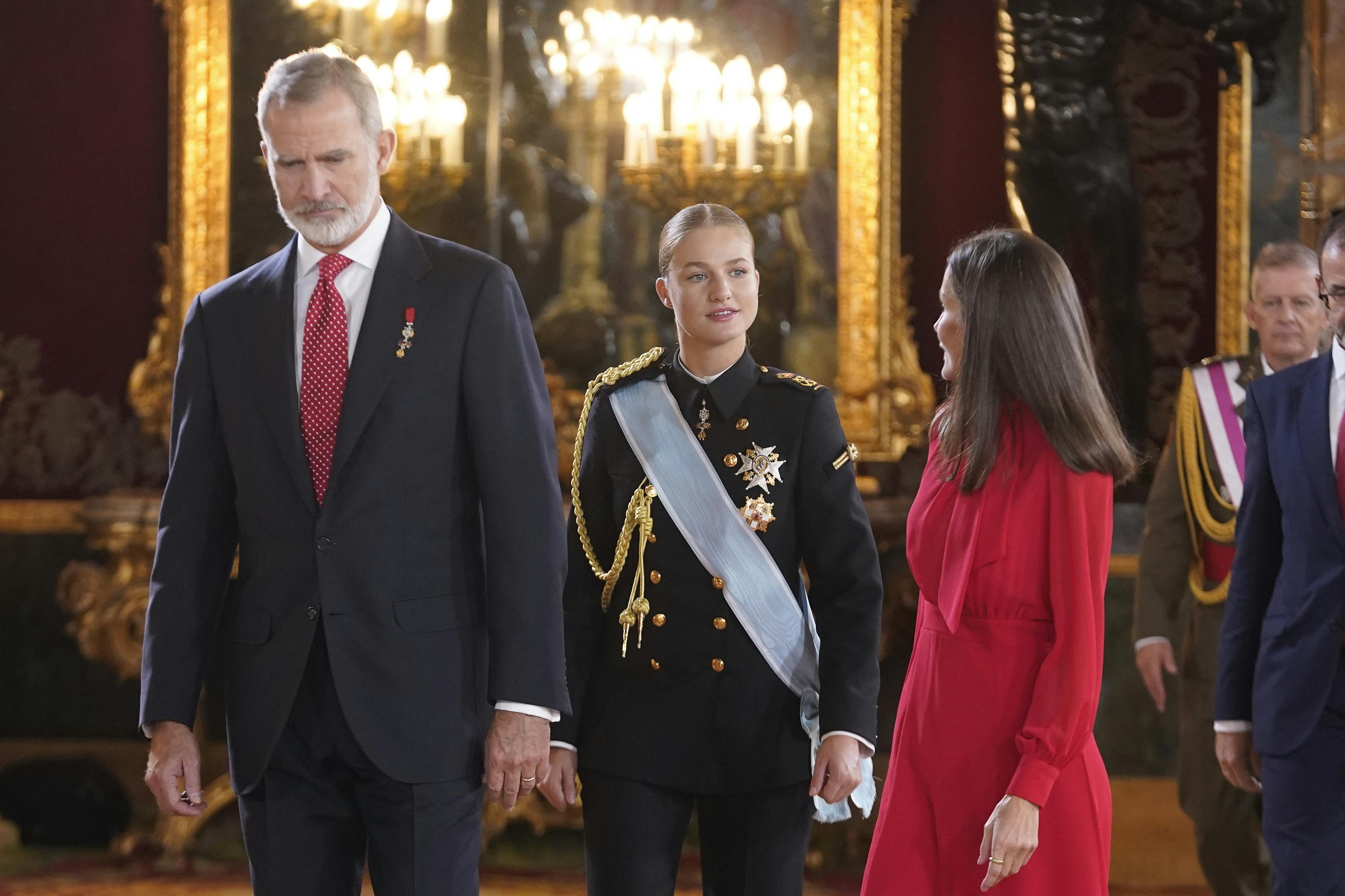 Prinsesse Leonor med kong Felipe og dronning Letizia.