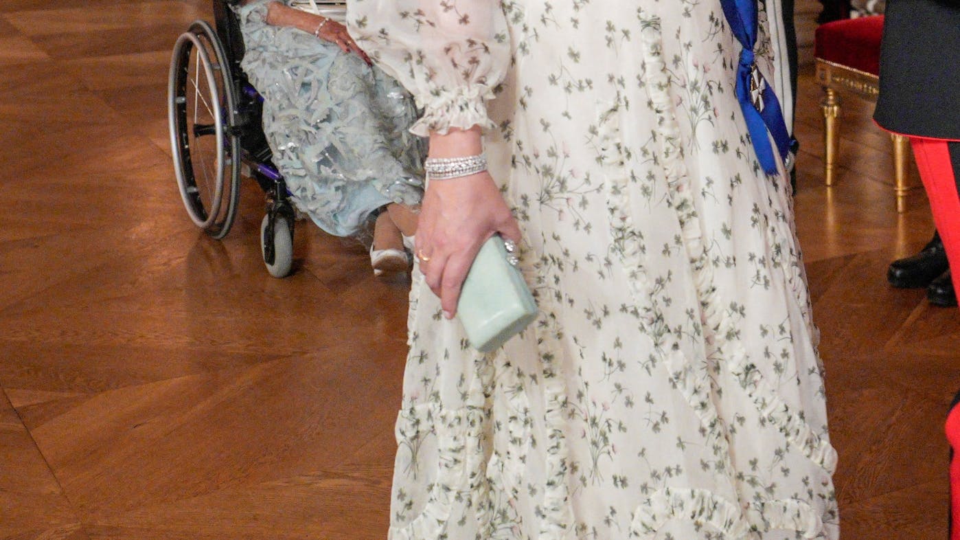 Kronprinsesse Mette-Marit med tasken i hånden.